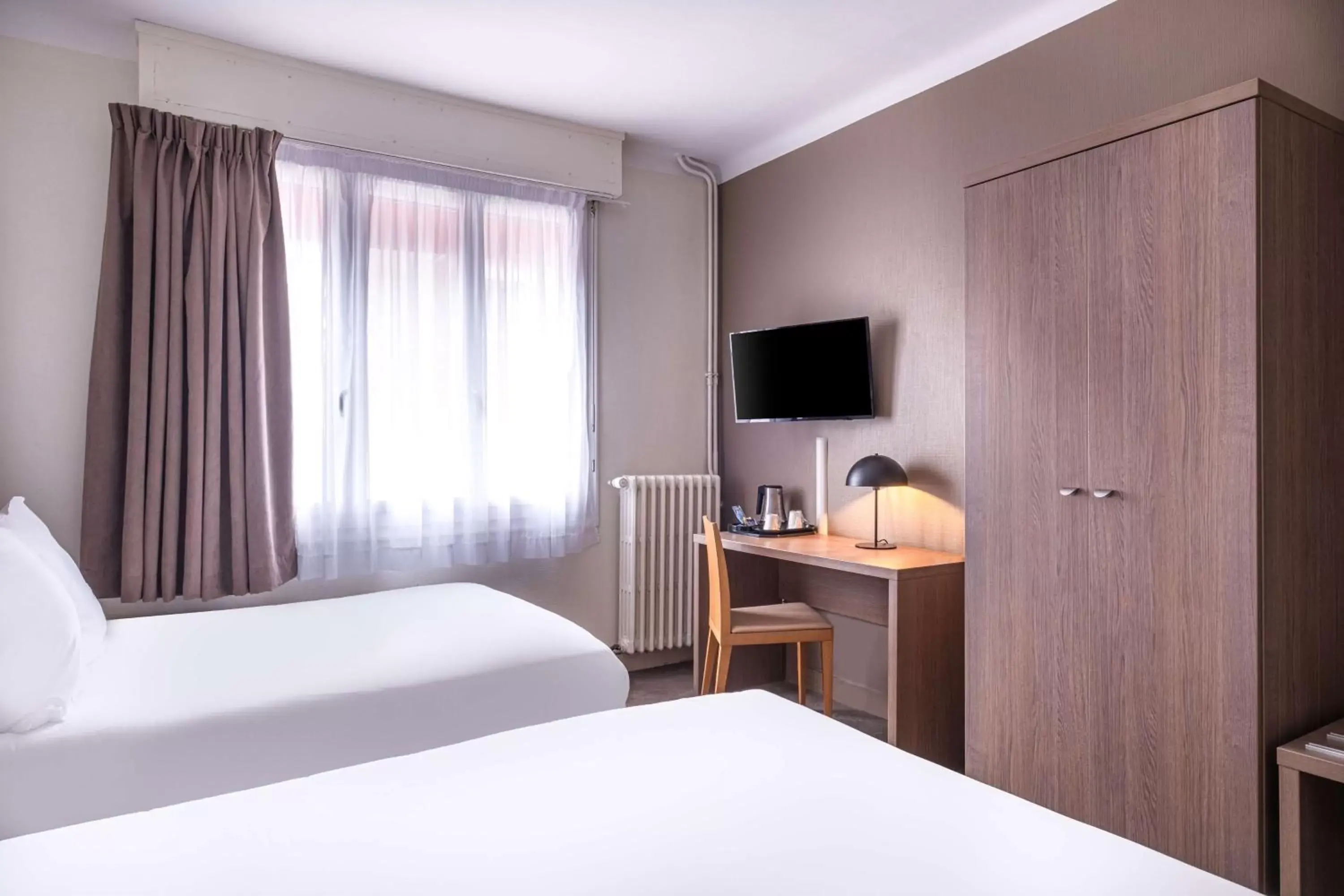 Bedroom, TV/Entertainment Center in Sure Hotel By Best Western Lorient Centre
