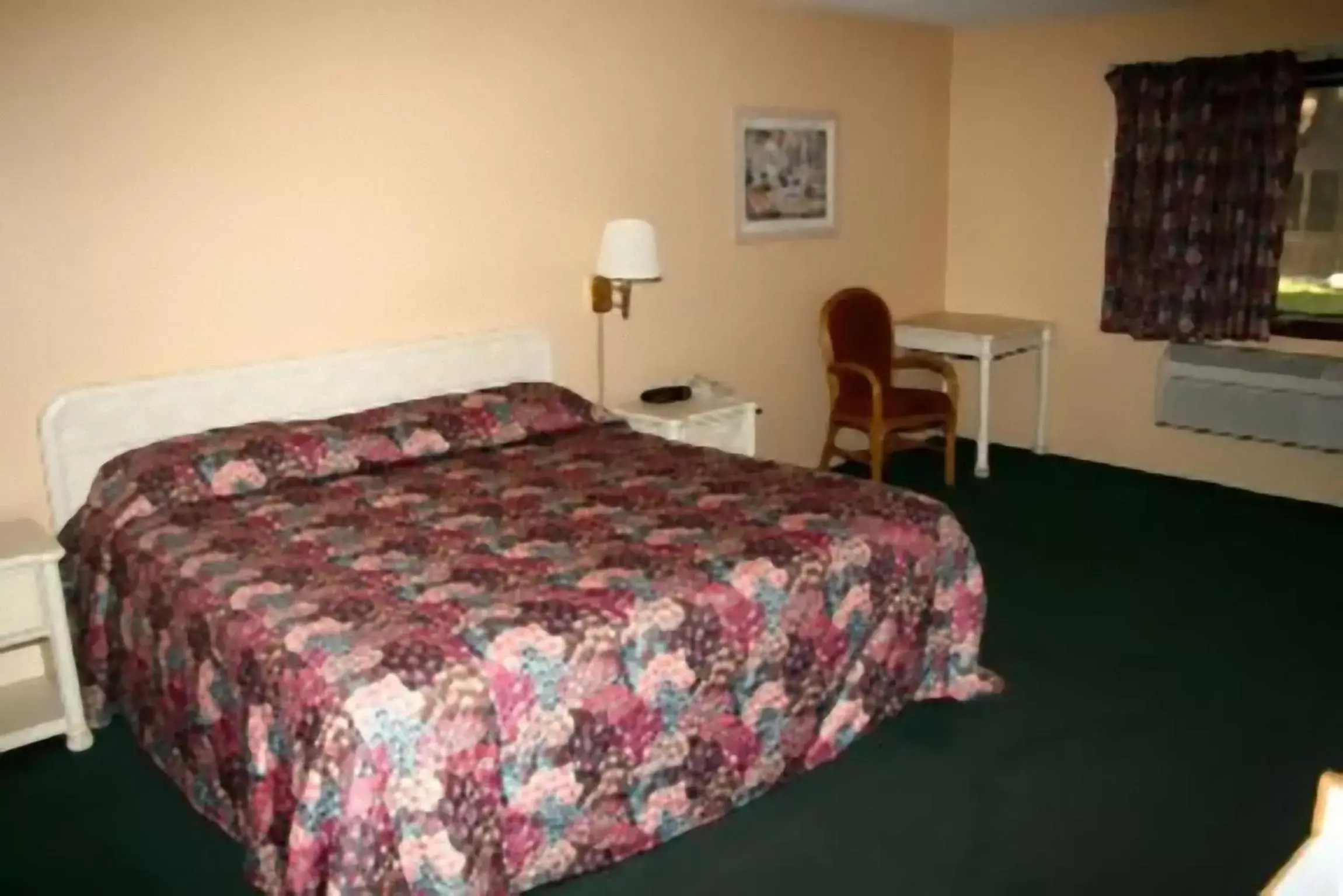 Bed in Americas Best Value Inn Webster City