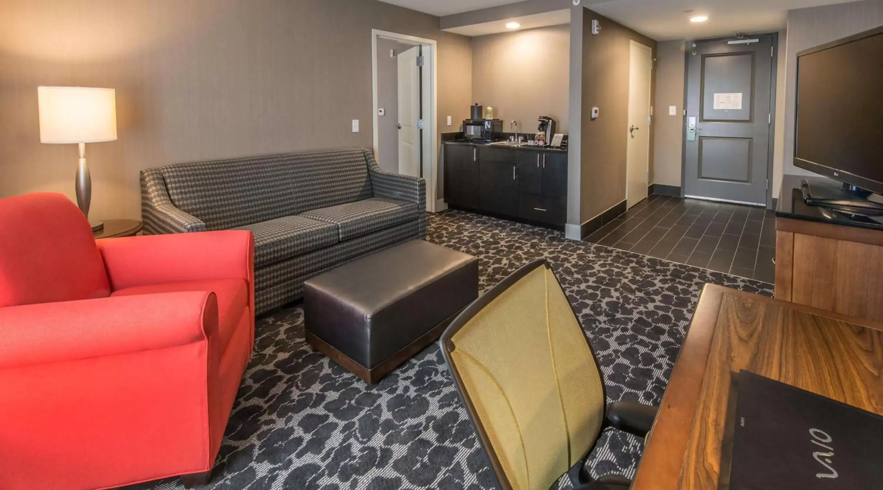 Bedroom, Seating Area in Hilton Garden Inn Charleston Waterfront/Downtown