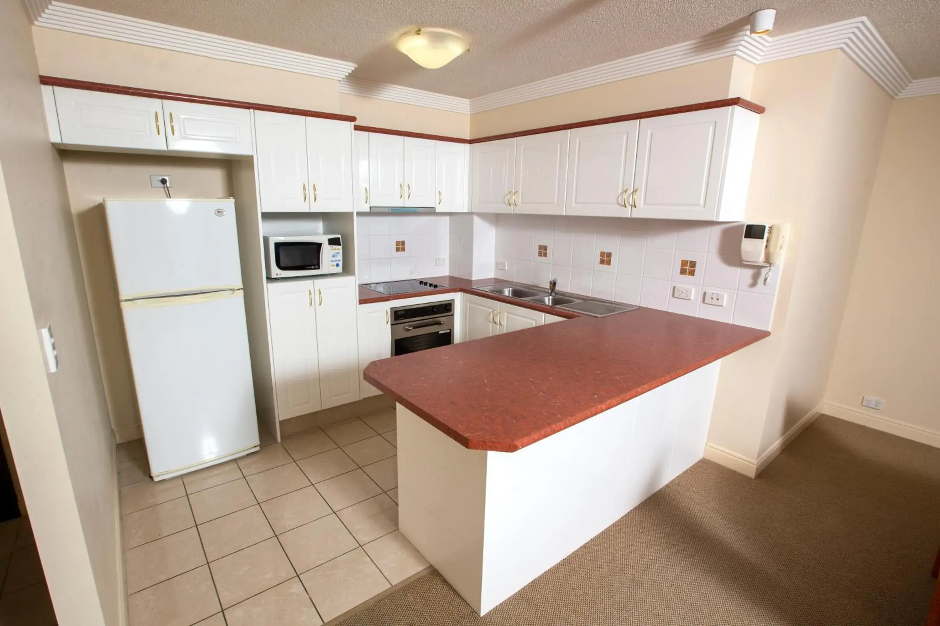 dishwasher, Kitchen/Kitchenette in Springwood Tower Apartment Hotel