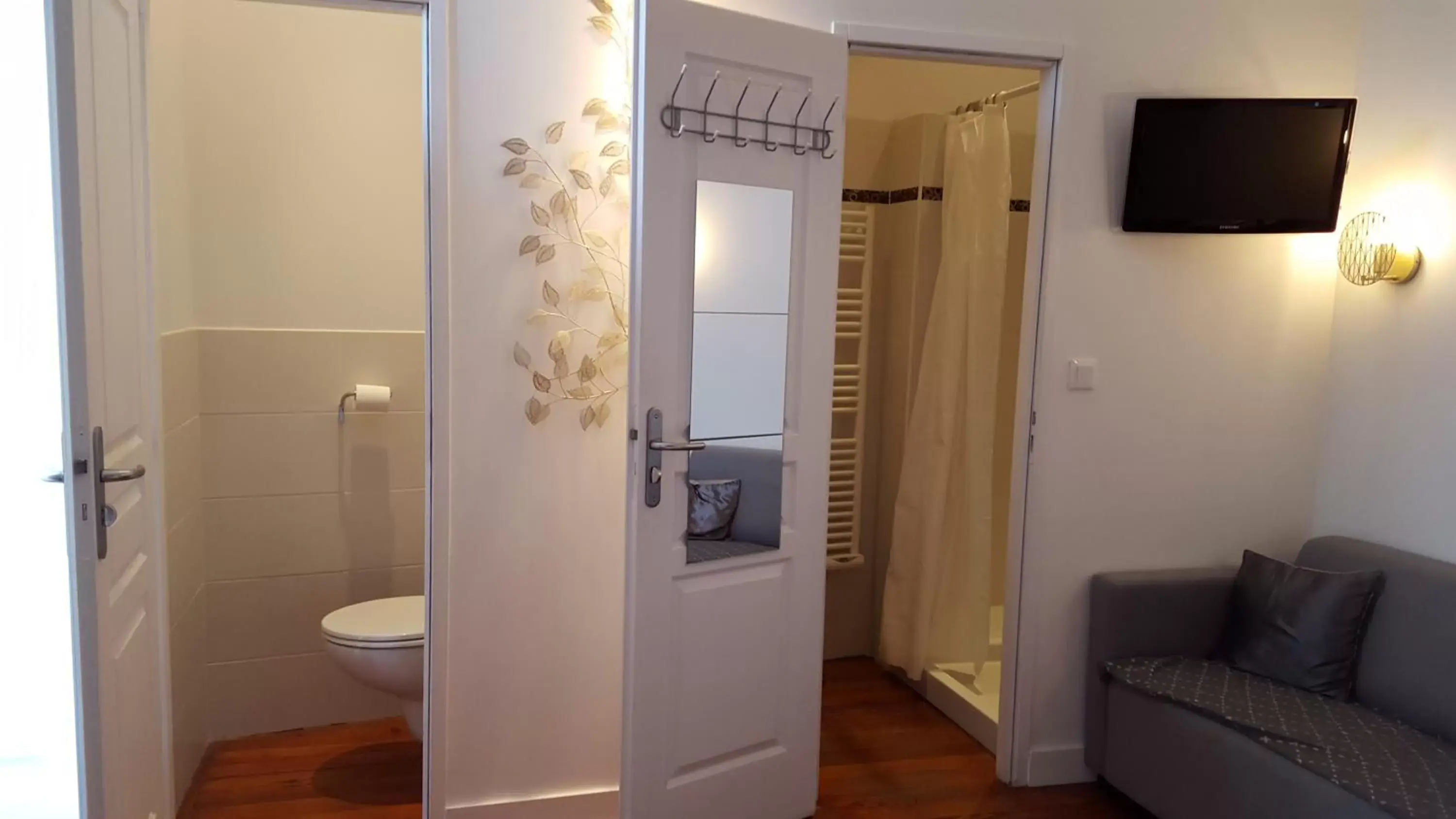 TV and multimedia, Bathroom in B&B La Halte Montaigne