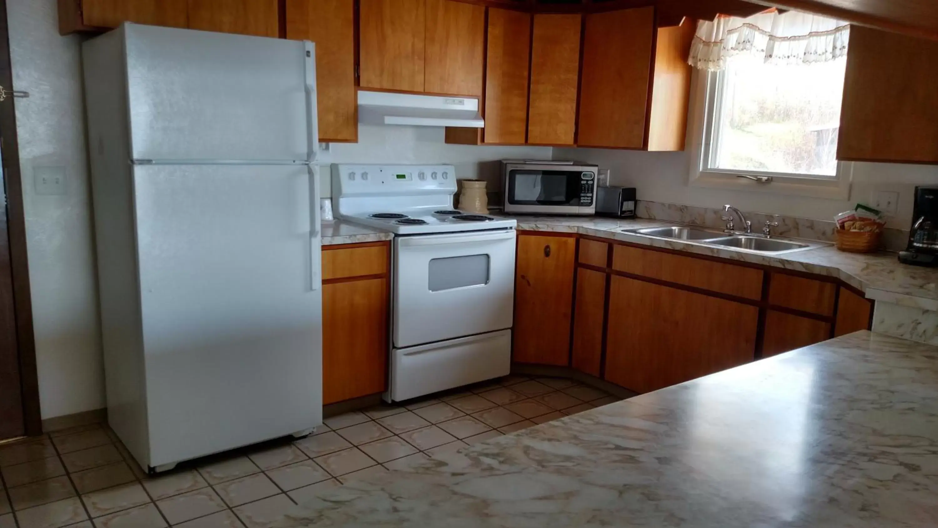 Kitchen or kitchenette, Kitchen/Kitchenette in Americas Best Value Inn Polson