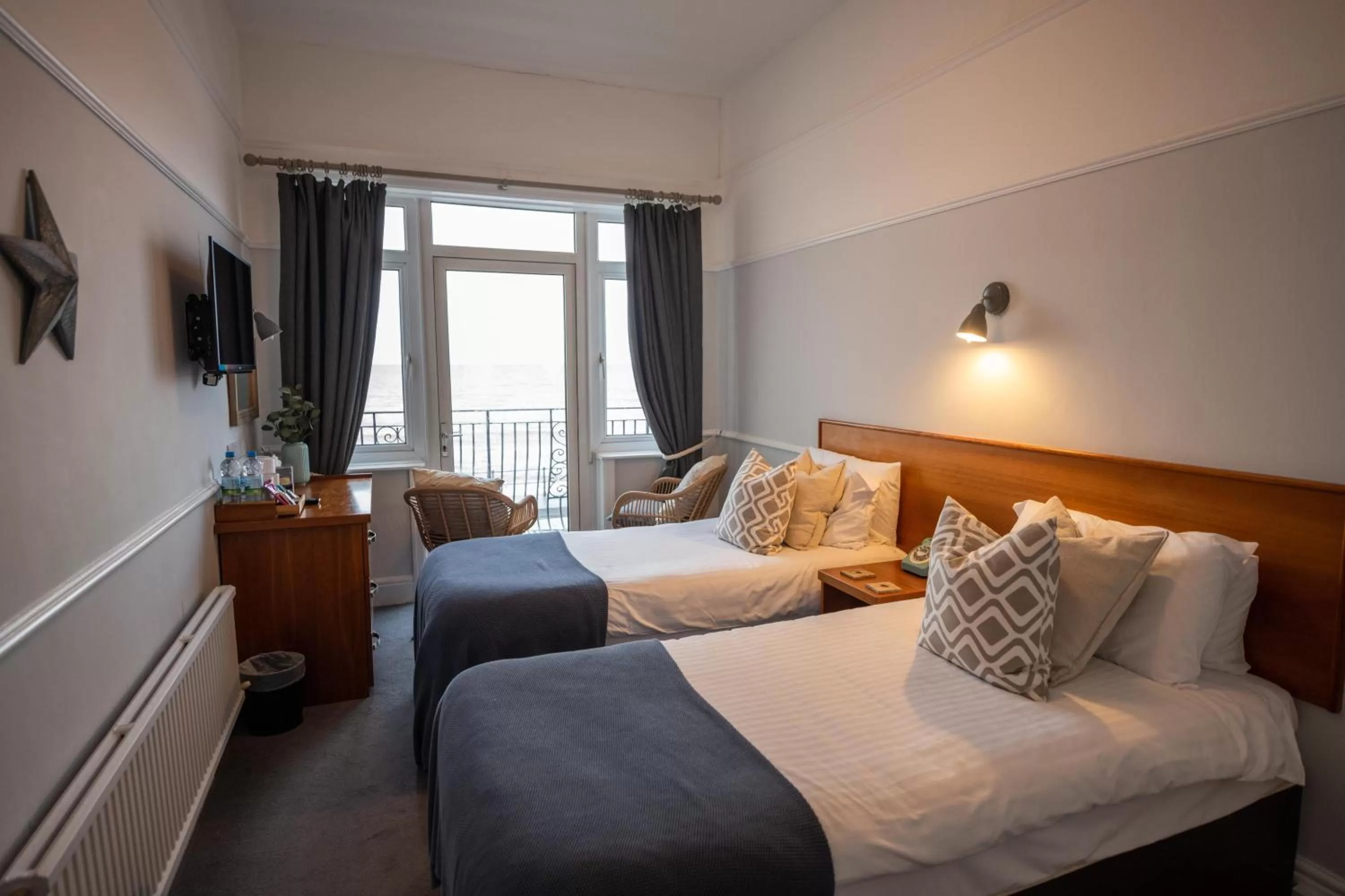 Photo of the whole room, Bed in The Elizabeth