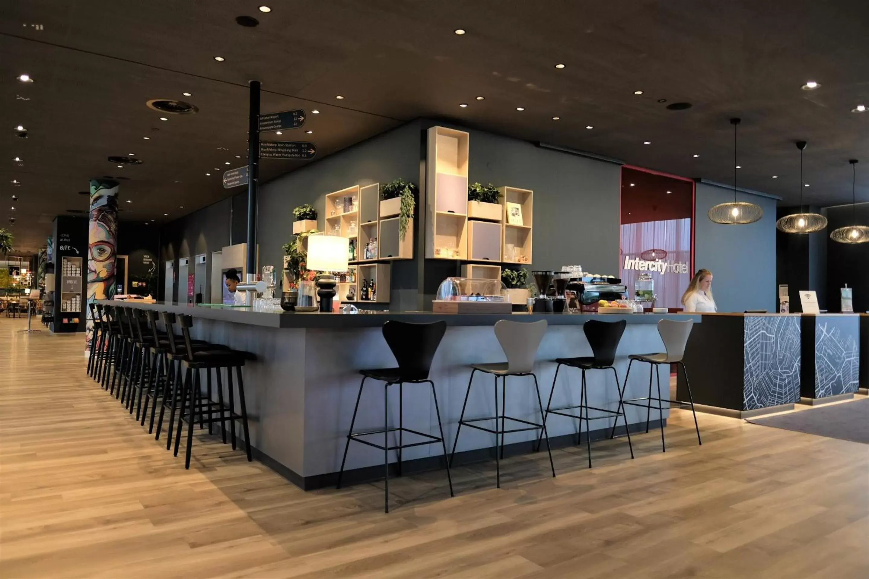 Lounge or bar, Restaurant/Places to Eat in IntercityHotel Amsterdam Airport