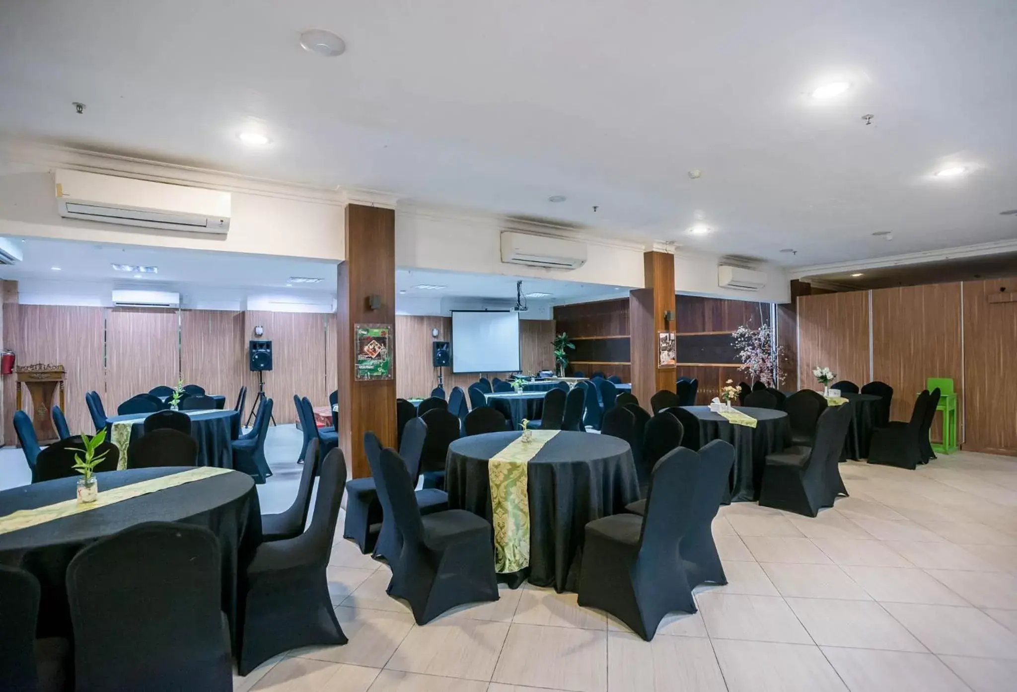 Meeting/conference room, Banquet Facilities in Royal Park Hotel