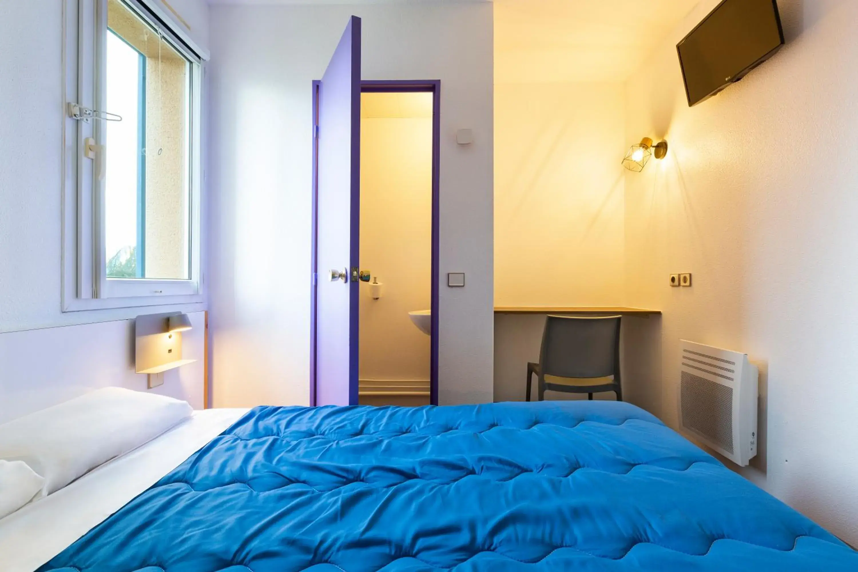 Bedroom, Bed in Mister Bed Saran Bedroom, Bed in Mister Bed Saran