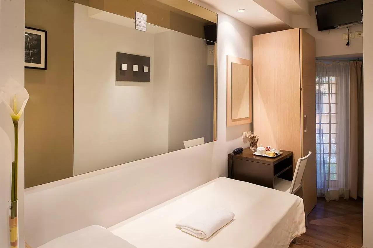Bedroom, Bathroom in Relais San Pietro