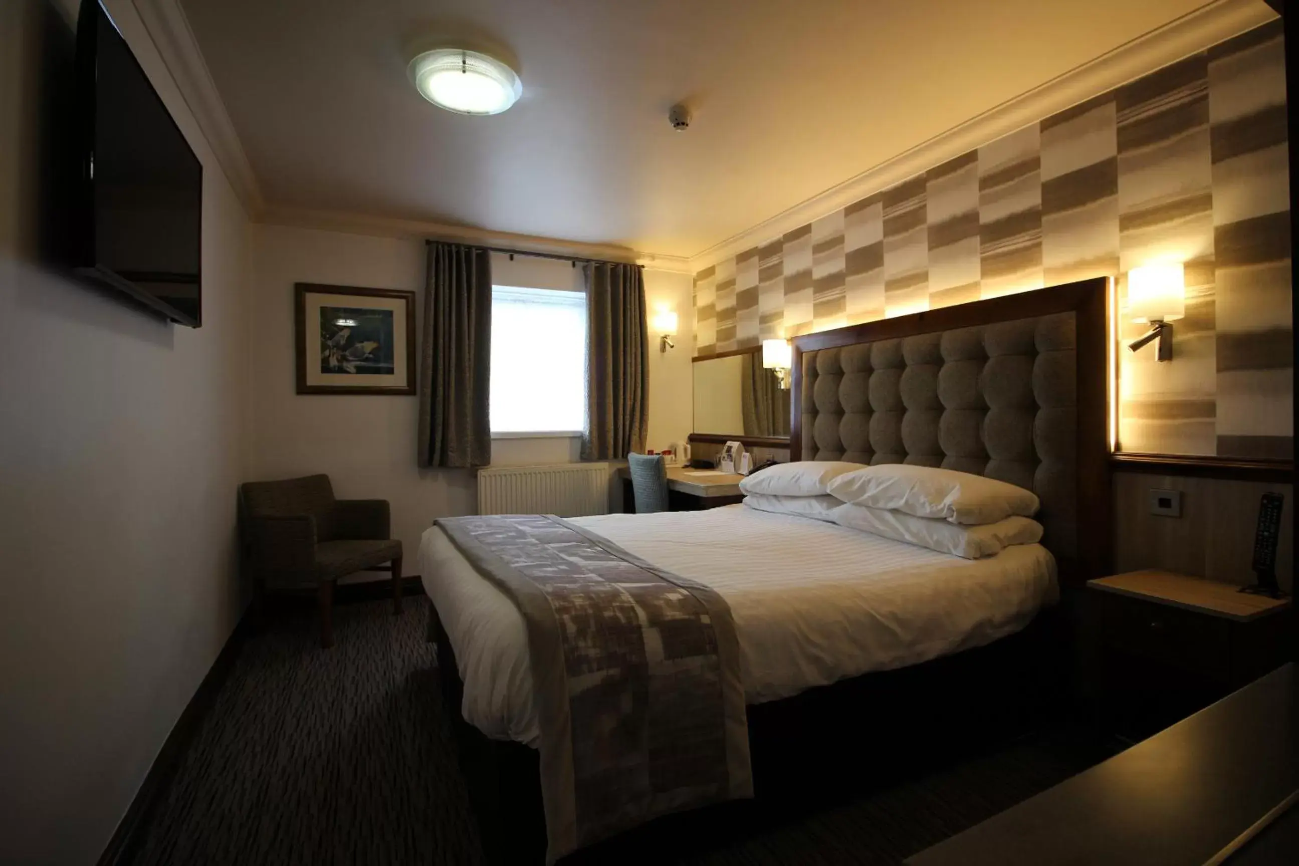 Bed in Best Western Plus Pastures Hotel