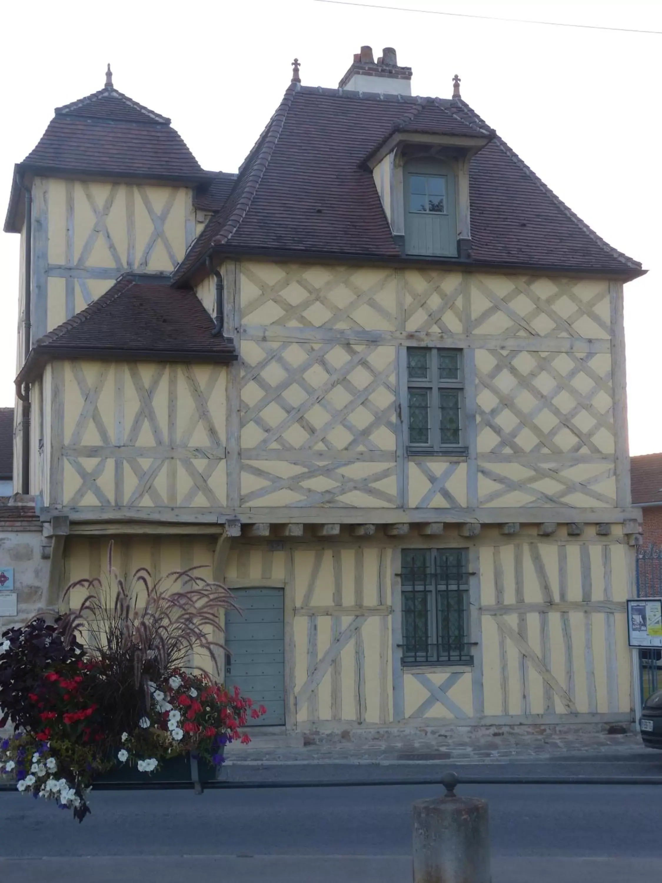 Nearby landmark, Property Building in Hôtel Saint Laurent