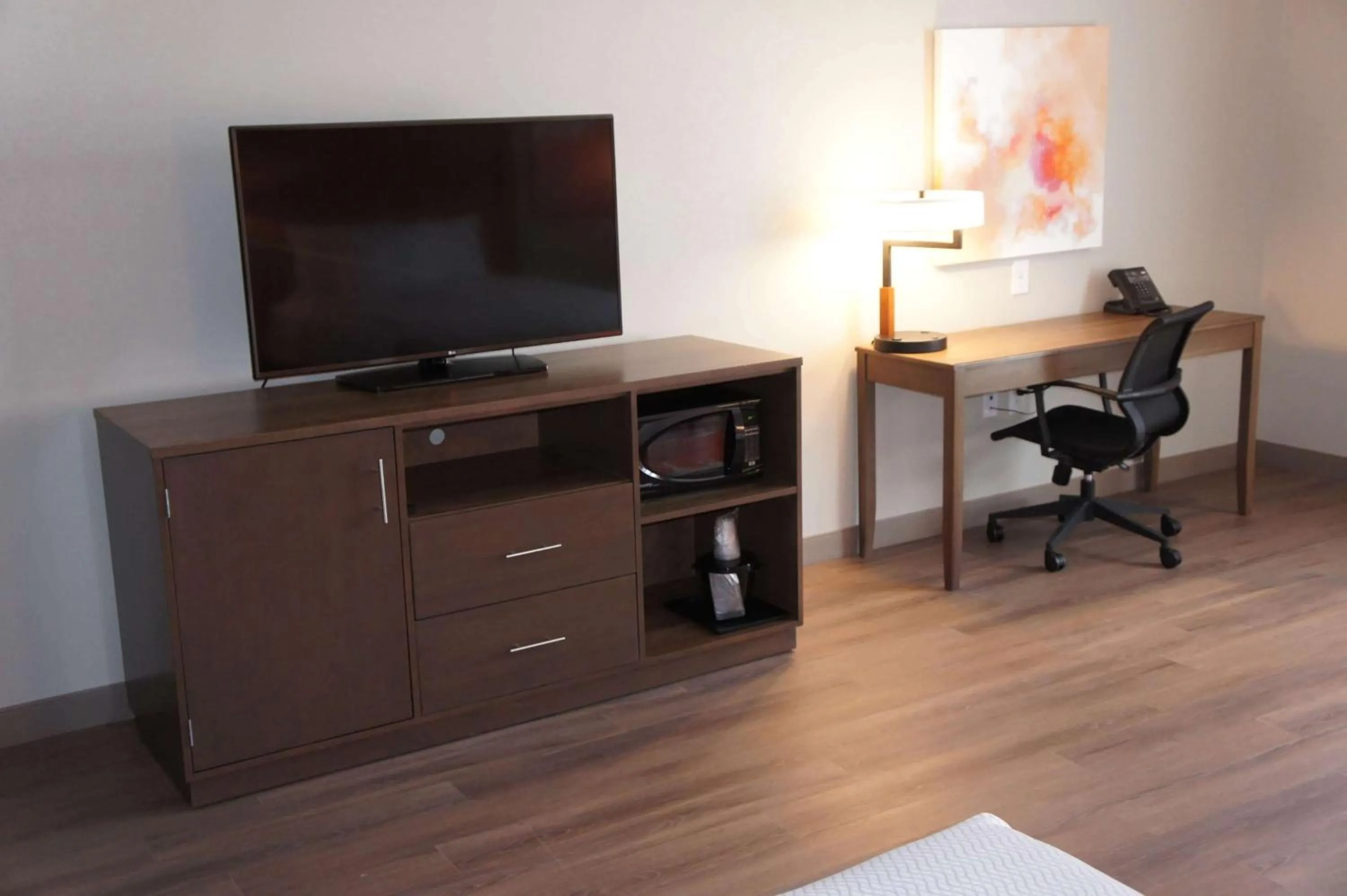 Photo of the whole room in La Quinta by Wyndham Perry