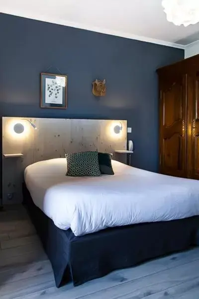 Photo of the whole room, Bed in Logis Hôtel-restaurant La Mère Biquette