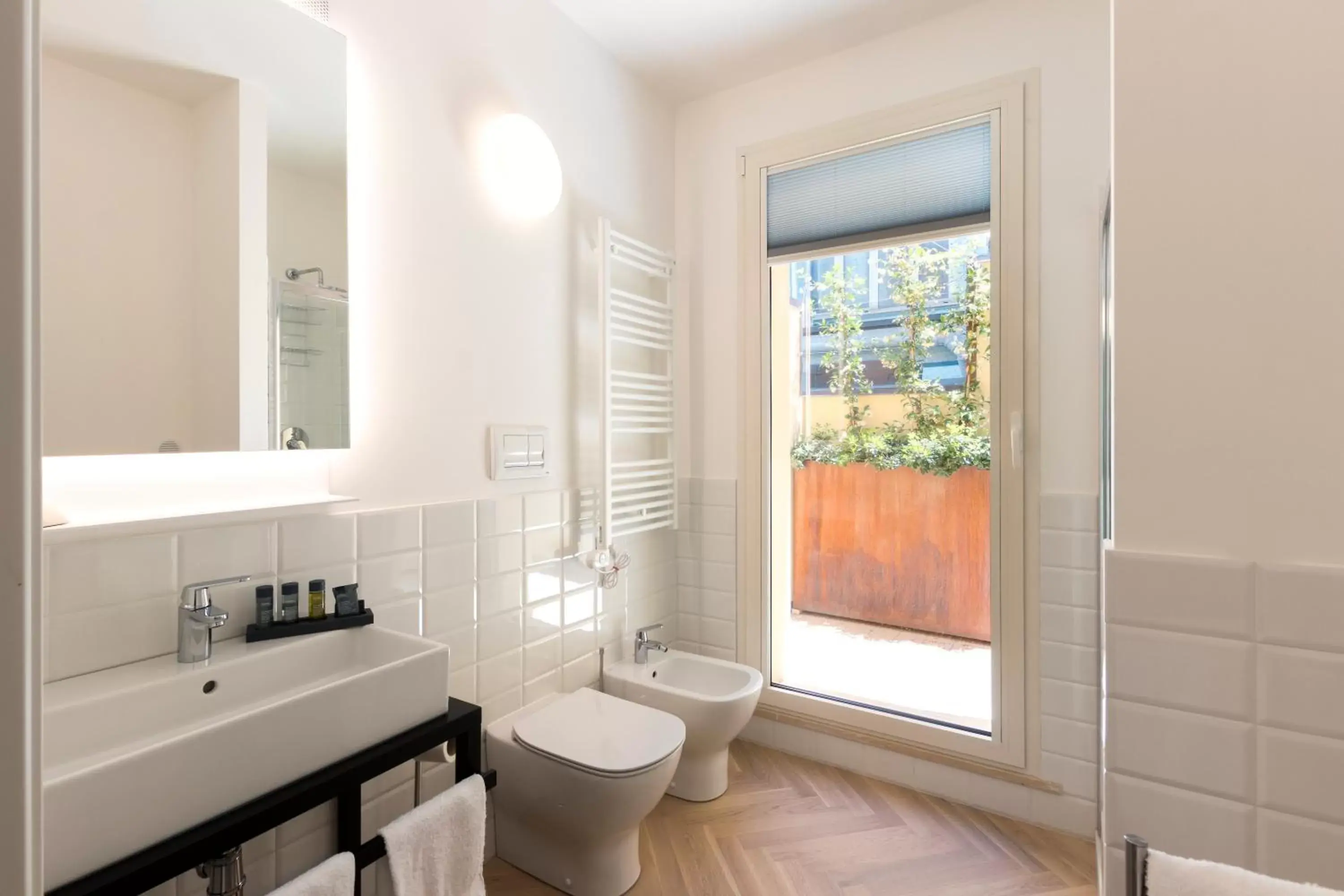 Shower, Bathroom in Metropolitan Suites