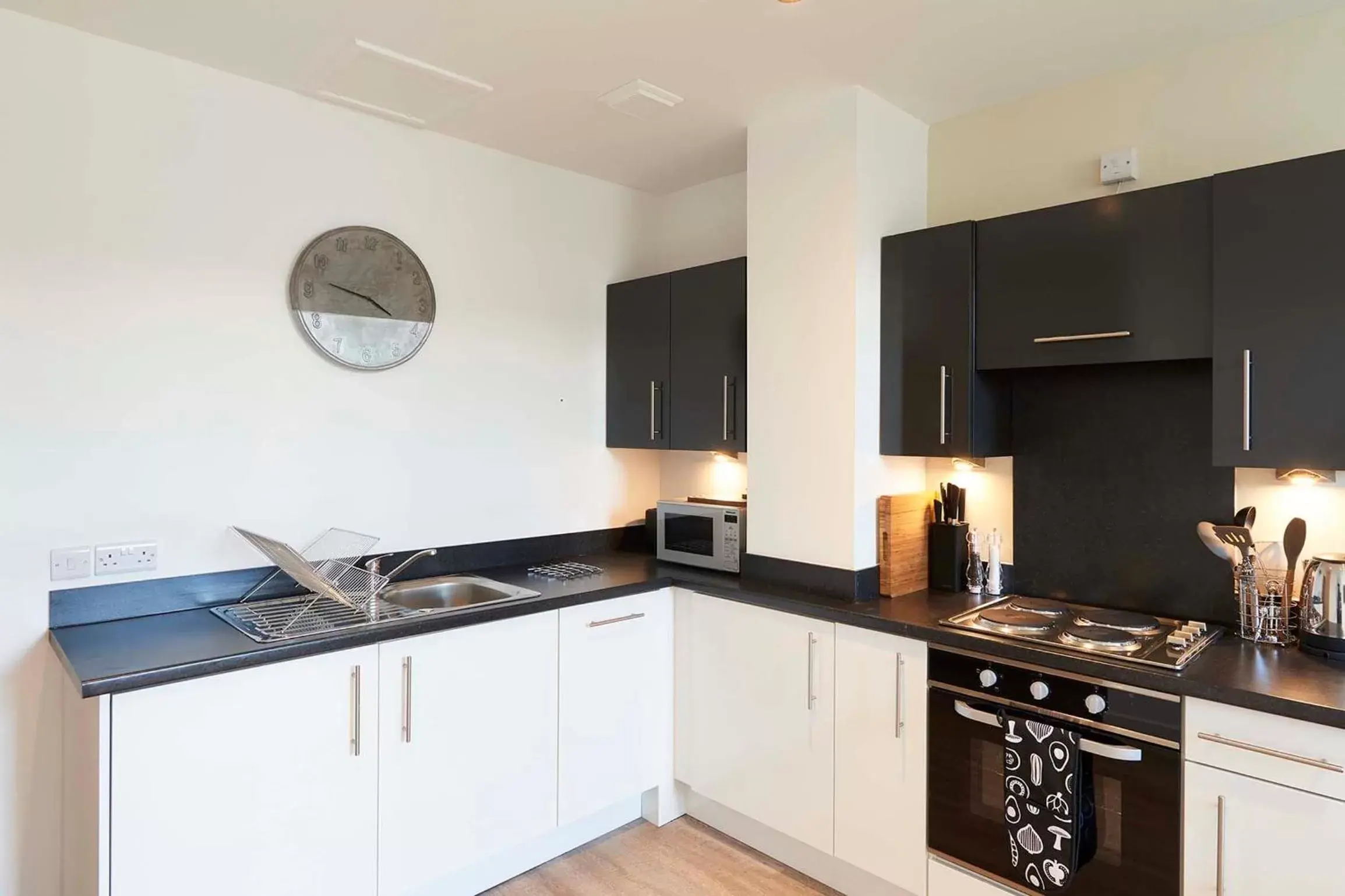 Kitchen or kitchenette, Kitchen/Kitchenette in Braid Apartments by Mansley