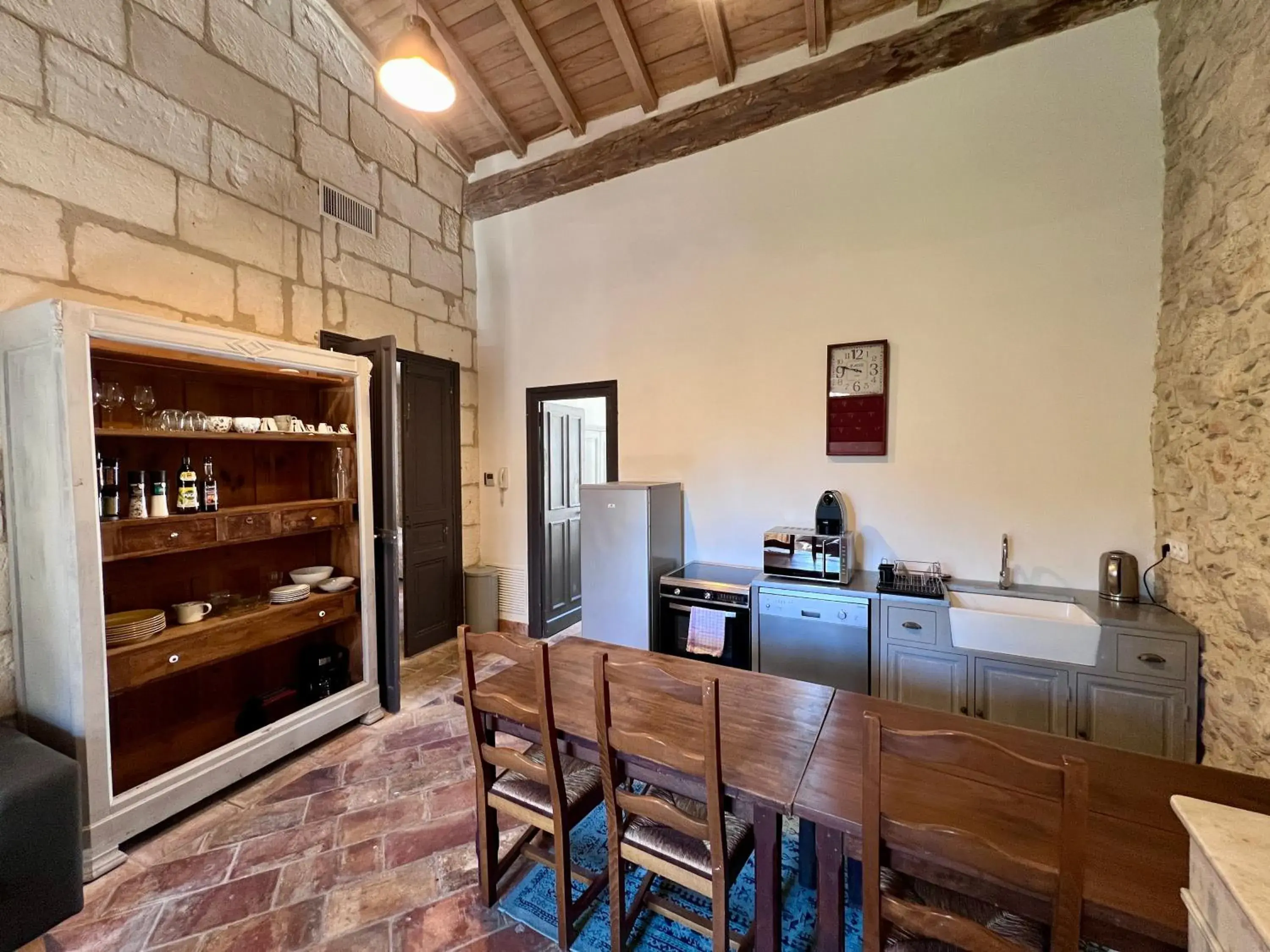 Kitchen or kitchenette, Dining Area in Hotel Majestic