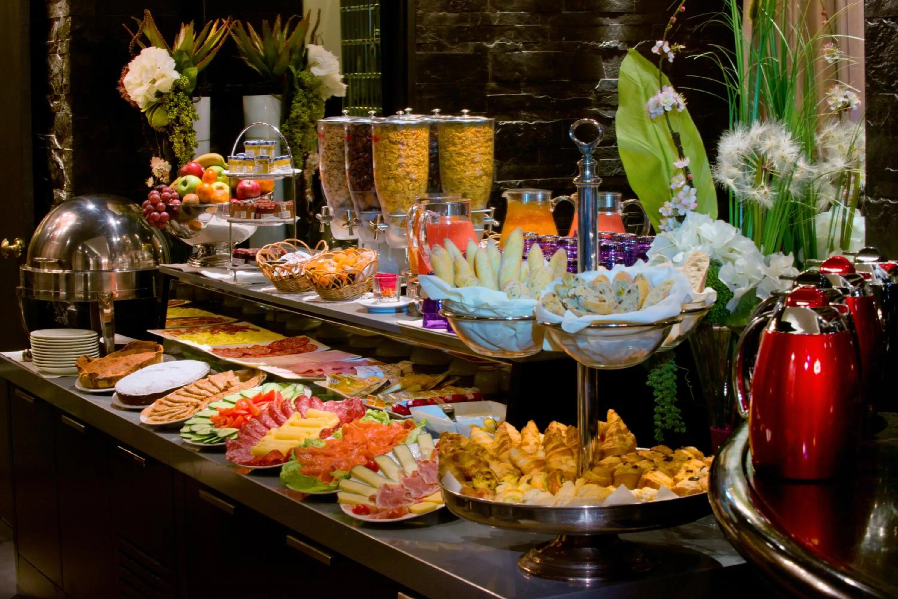 Restaurant/places to eat in Hotel Lumen Paris Louvre