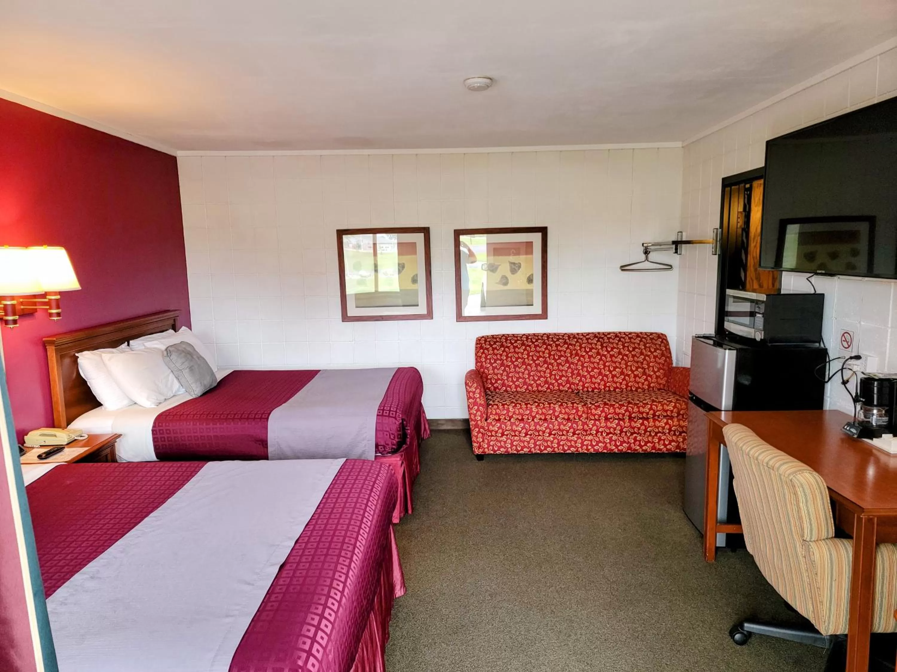 Photo of the whole room in Skyview Motel - Prairie du Sac