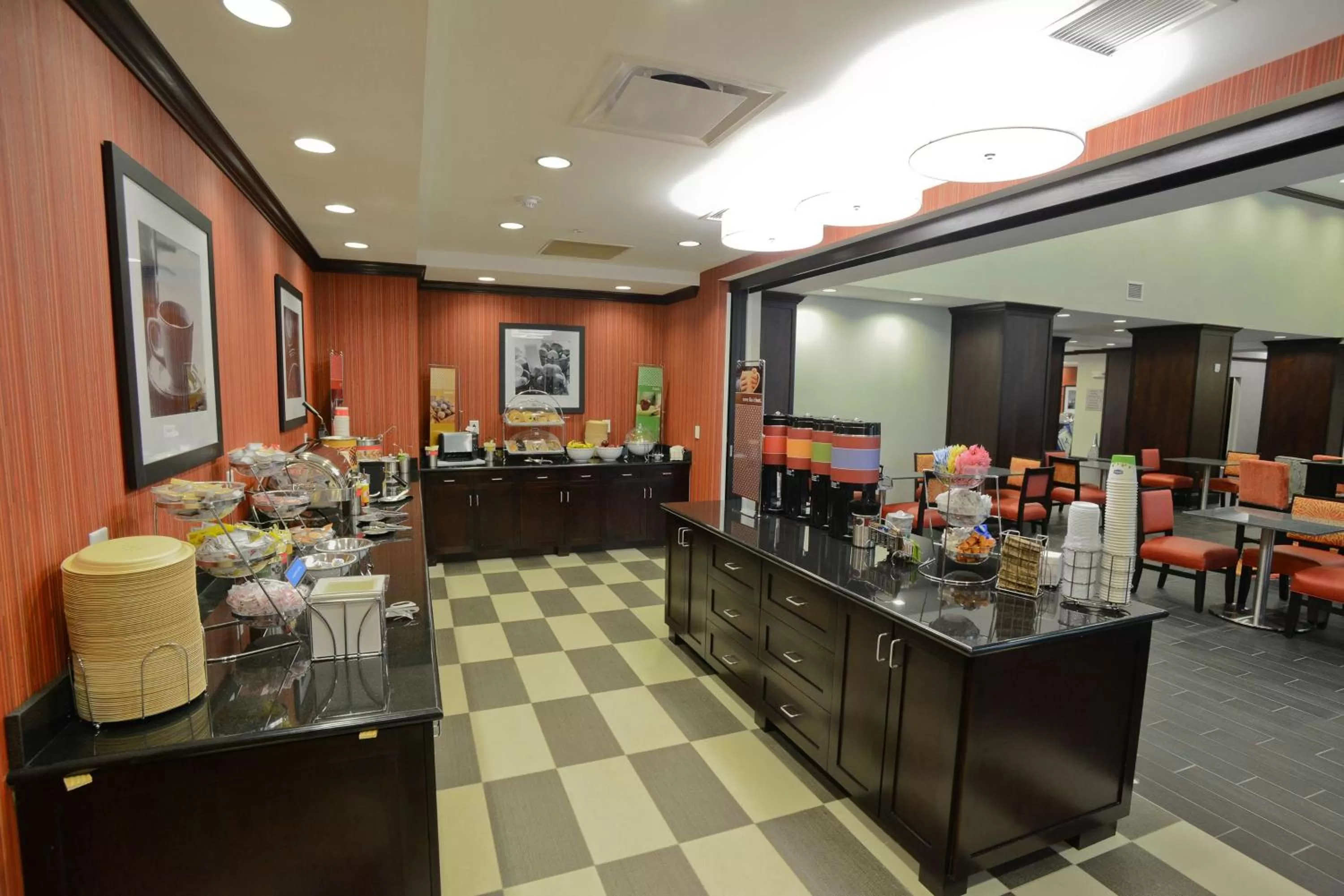 Dining area in Hampton Inn & Suites Albany at Albany Mall