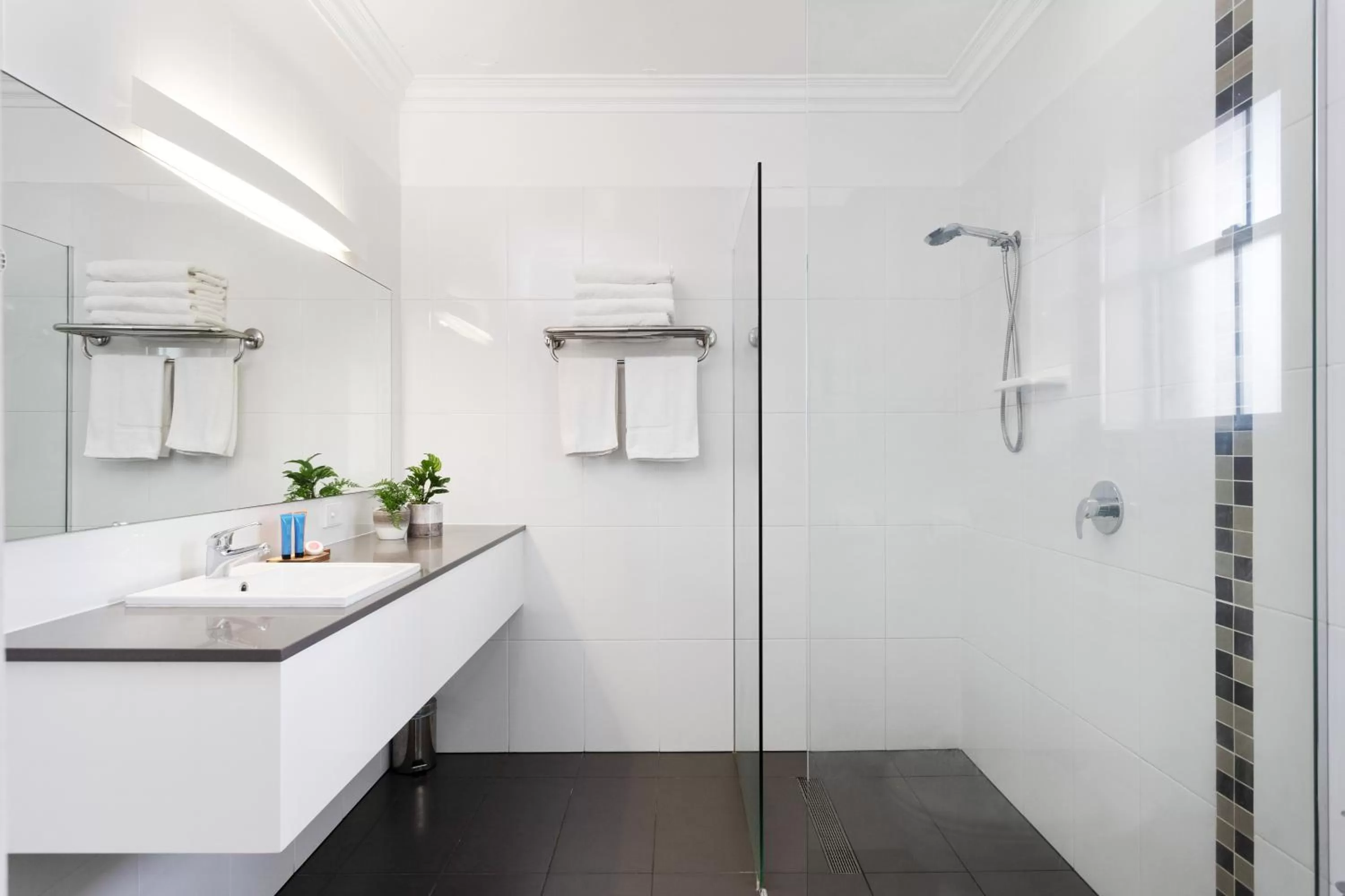 Shower in Coopers Colonial Motel