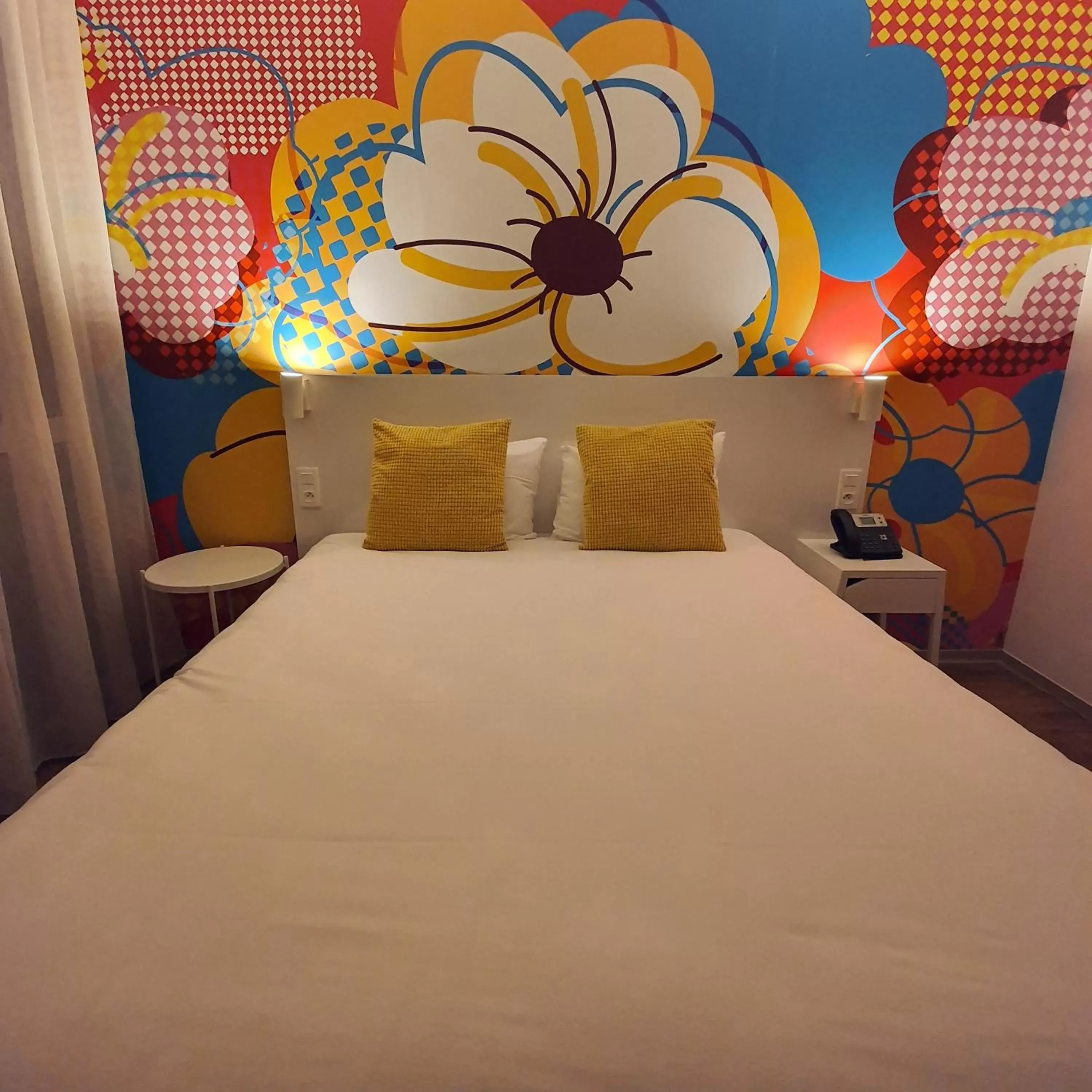 Bed in Brit Hotel Bordeaux Arena
