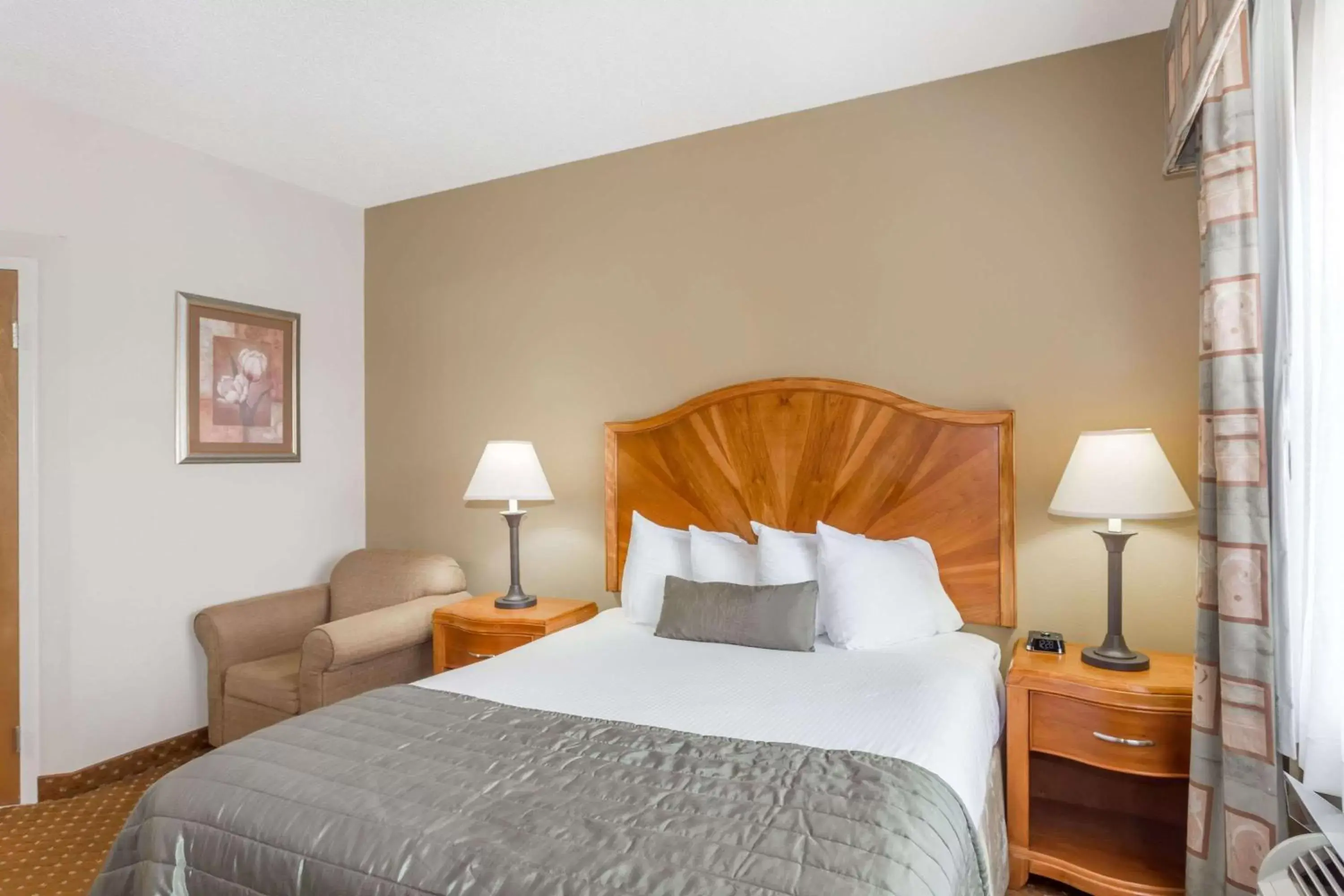 Photo of the whole room, Bed in Baymont by Wyndham Asheville/Biltmore