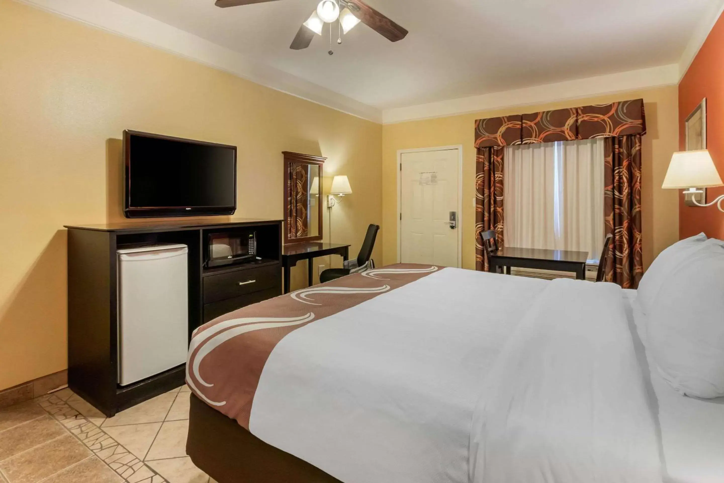 Photo of the whole room, Bed in Quality Inn & Suites at The Outlets Mercedes/Weslaco
