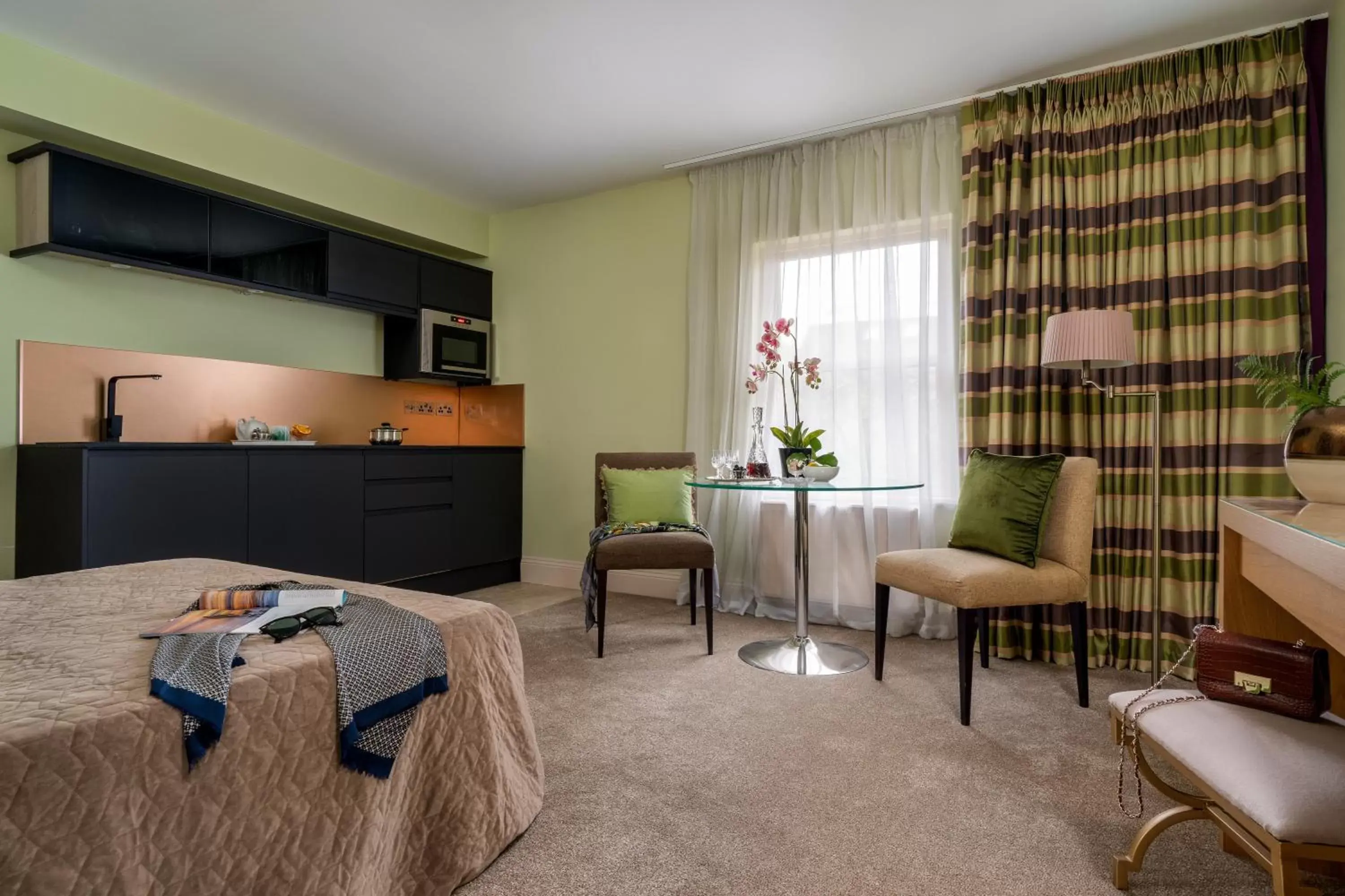 Kitchen or kitchenette, Seating Area in Palm Grove Apartments