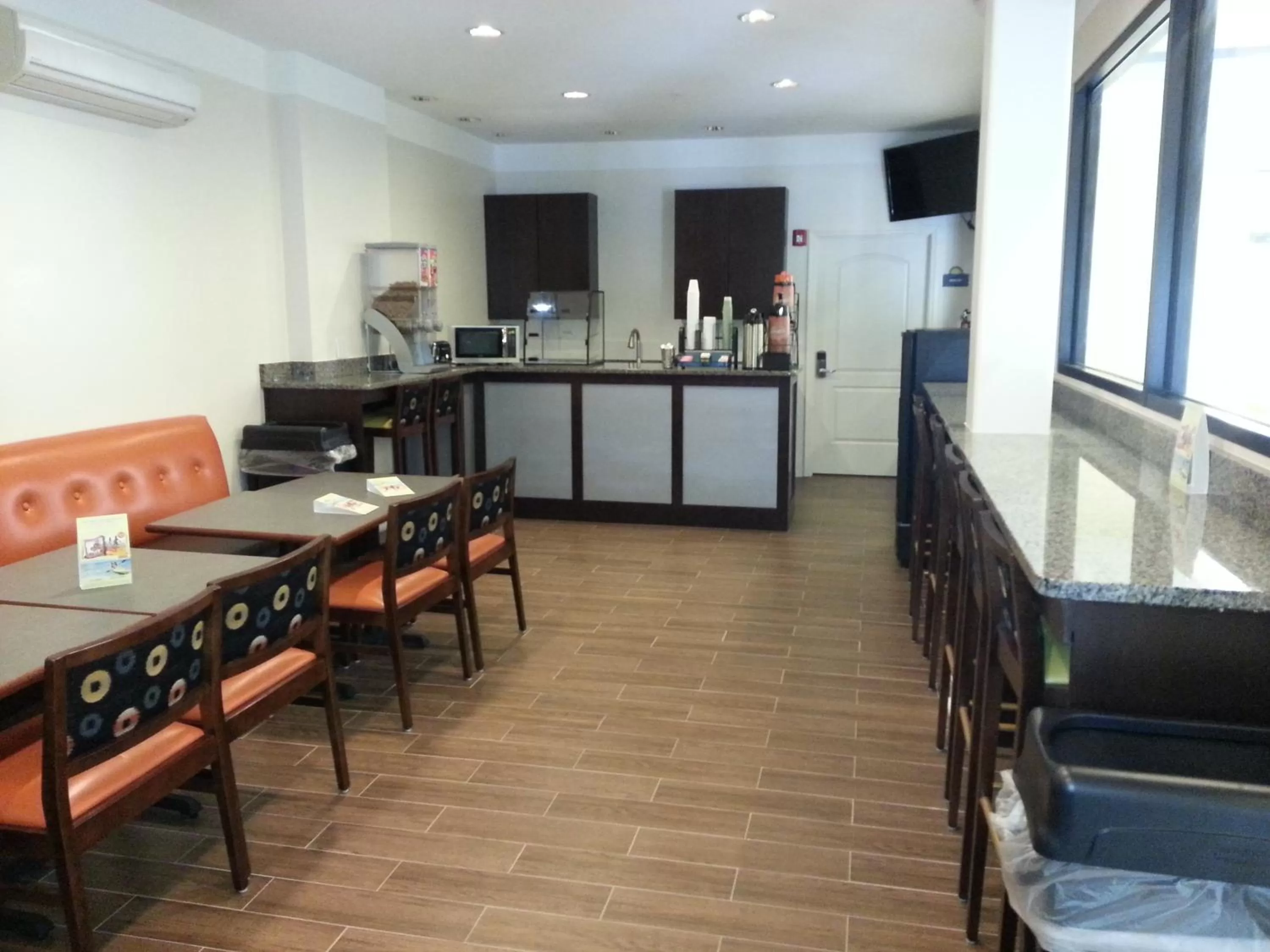 Restaurant/places to eat in Days Inn by Wyndham Fultondale