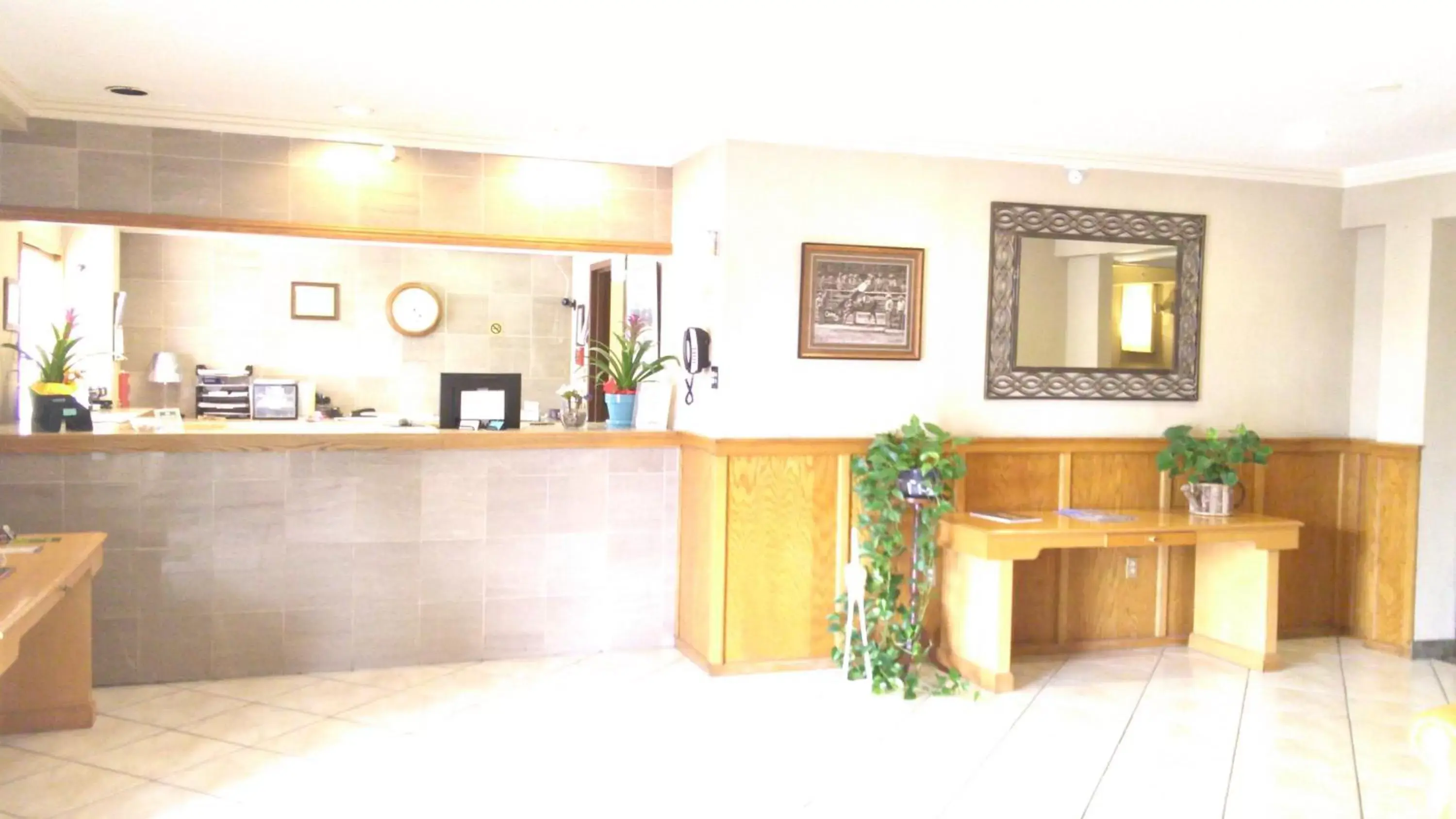 Staff, Lobby/Reception in Days Inn & Suites by Wyndham Lake Okeechobee