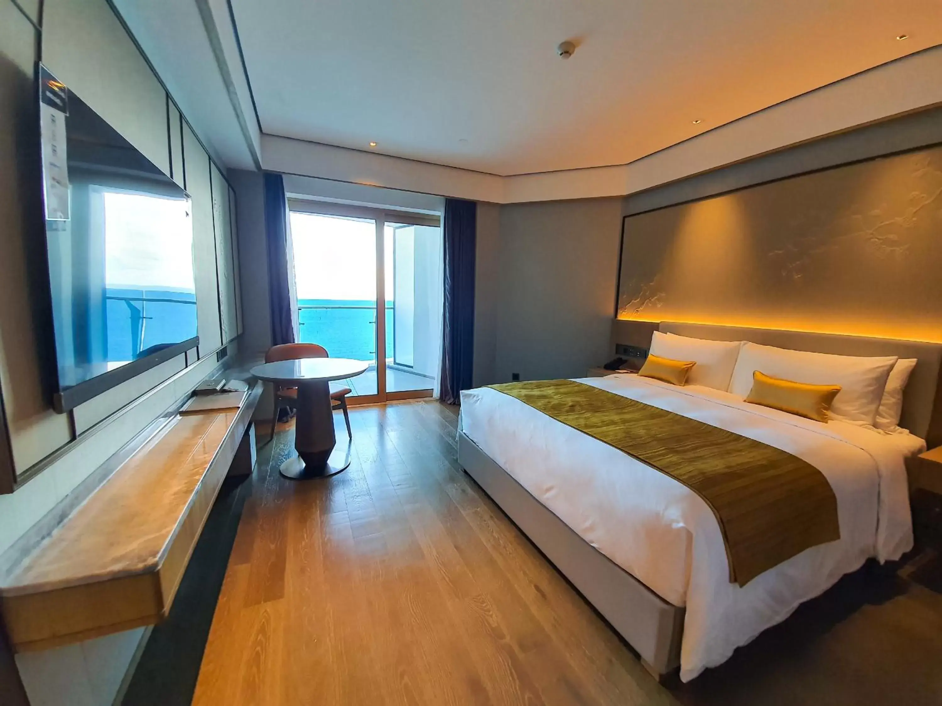 Bedroom in Howard Johnson Plaza by Wyndham Blue Bay Sihanoukville