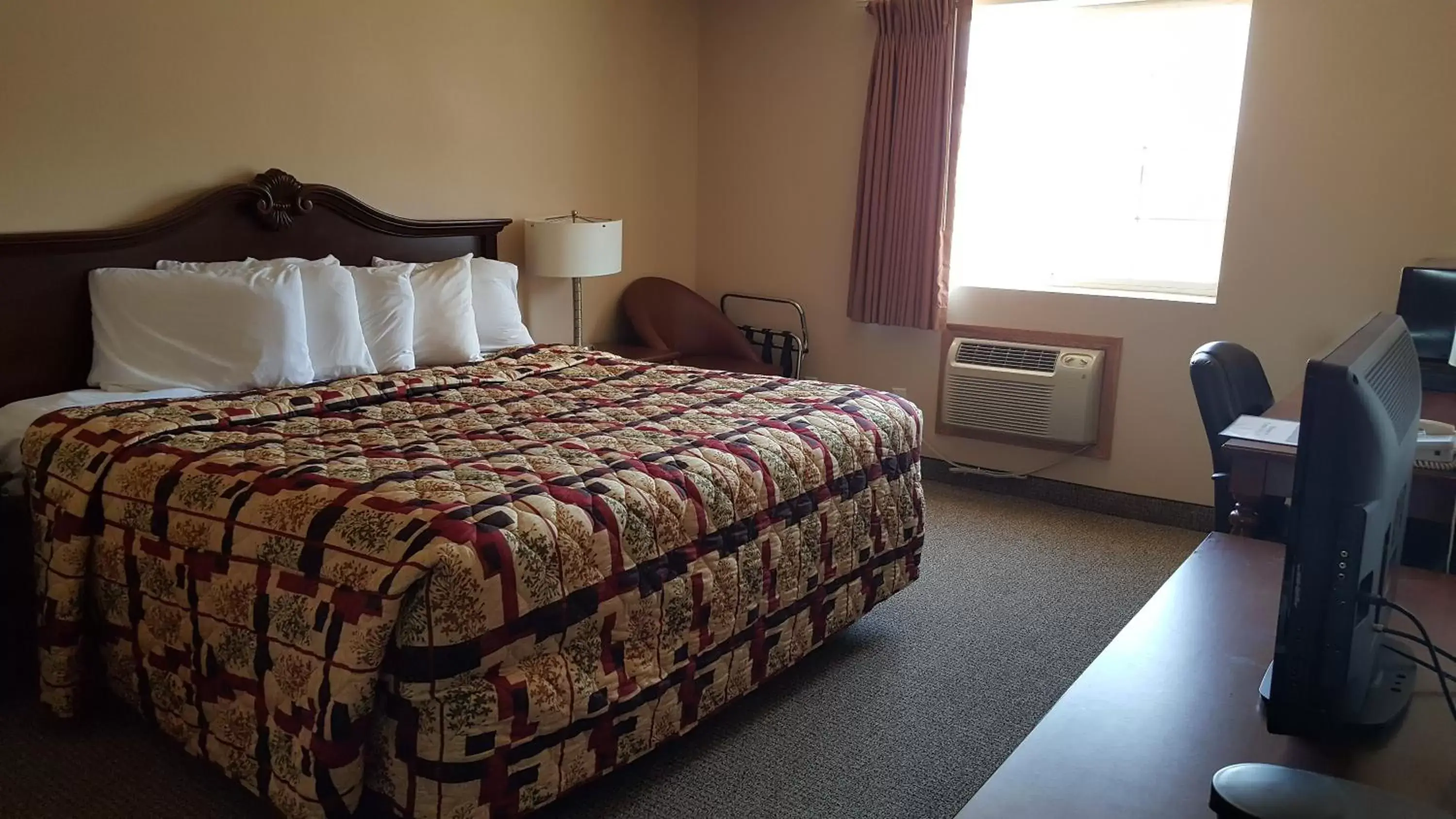Bedroom, Bed in Knights Inn and Suites - Grand Forks