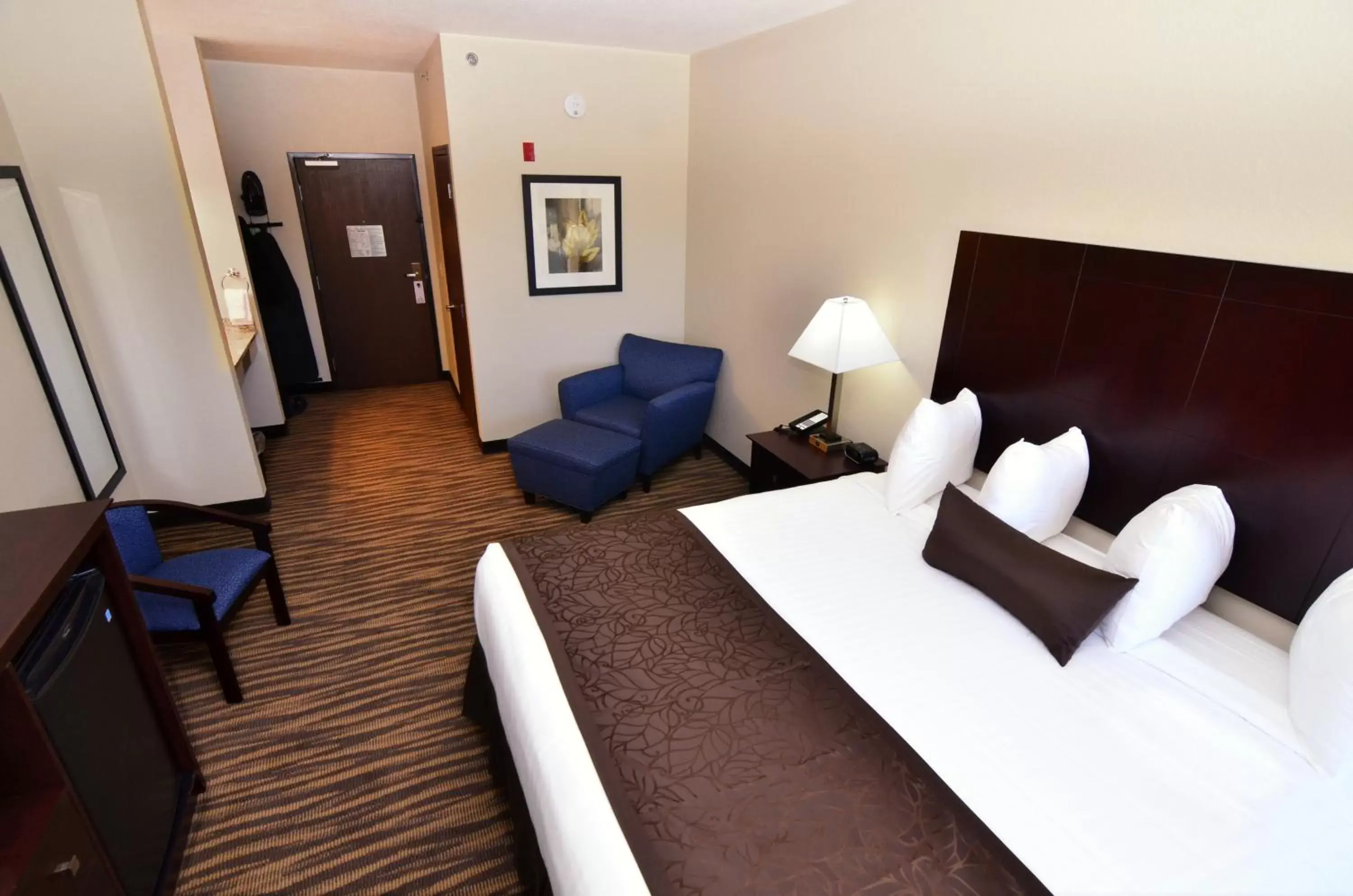 Bed, TV/Entertainment Center in Cobblestone Inn & Suites - Manning