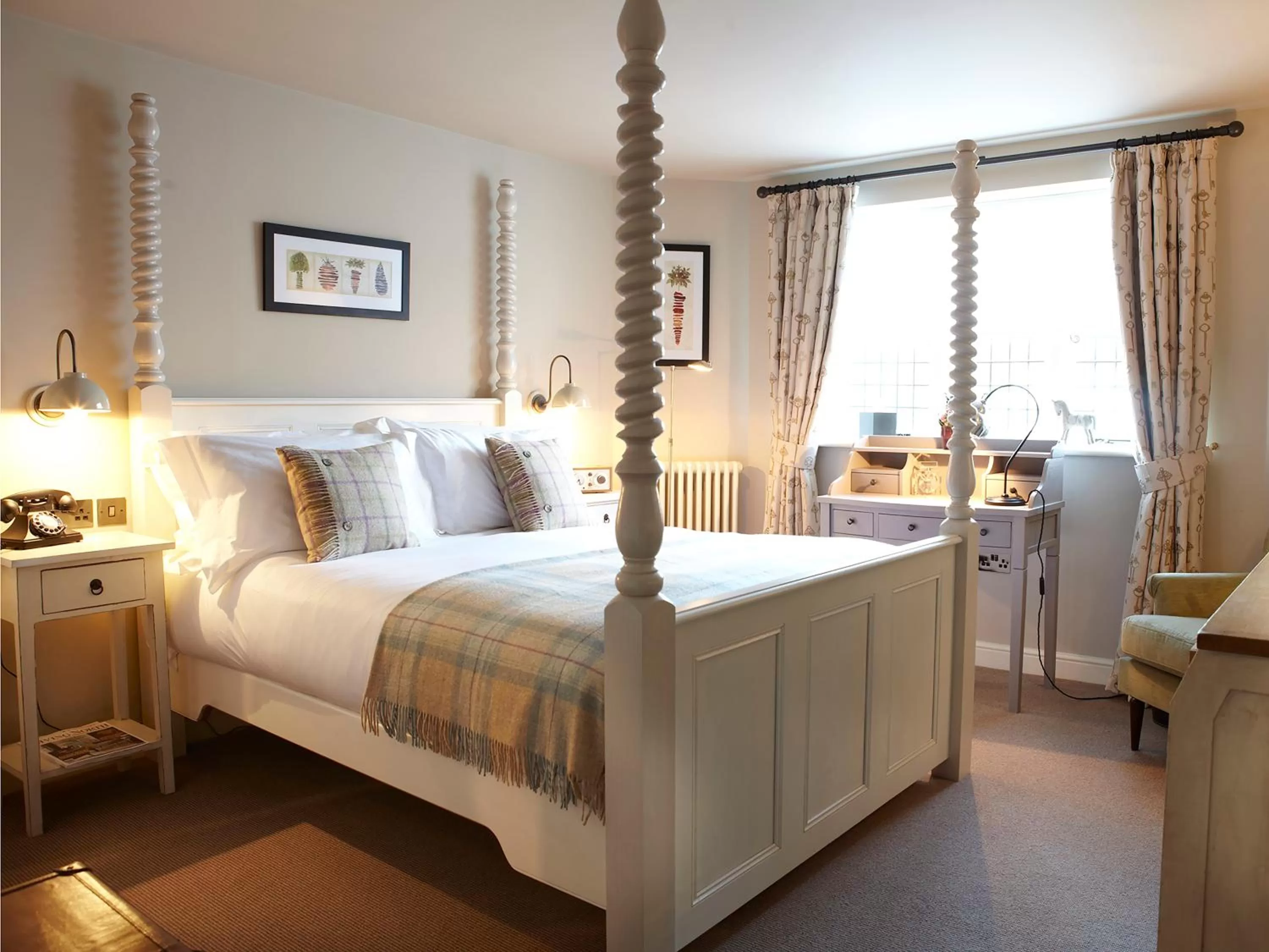 Coffee/tea facilities, Bed in The Plough Inn & Cottages