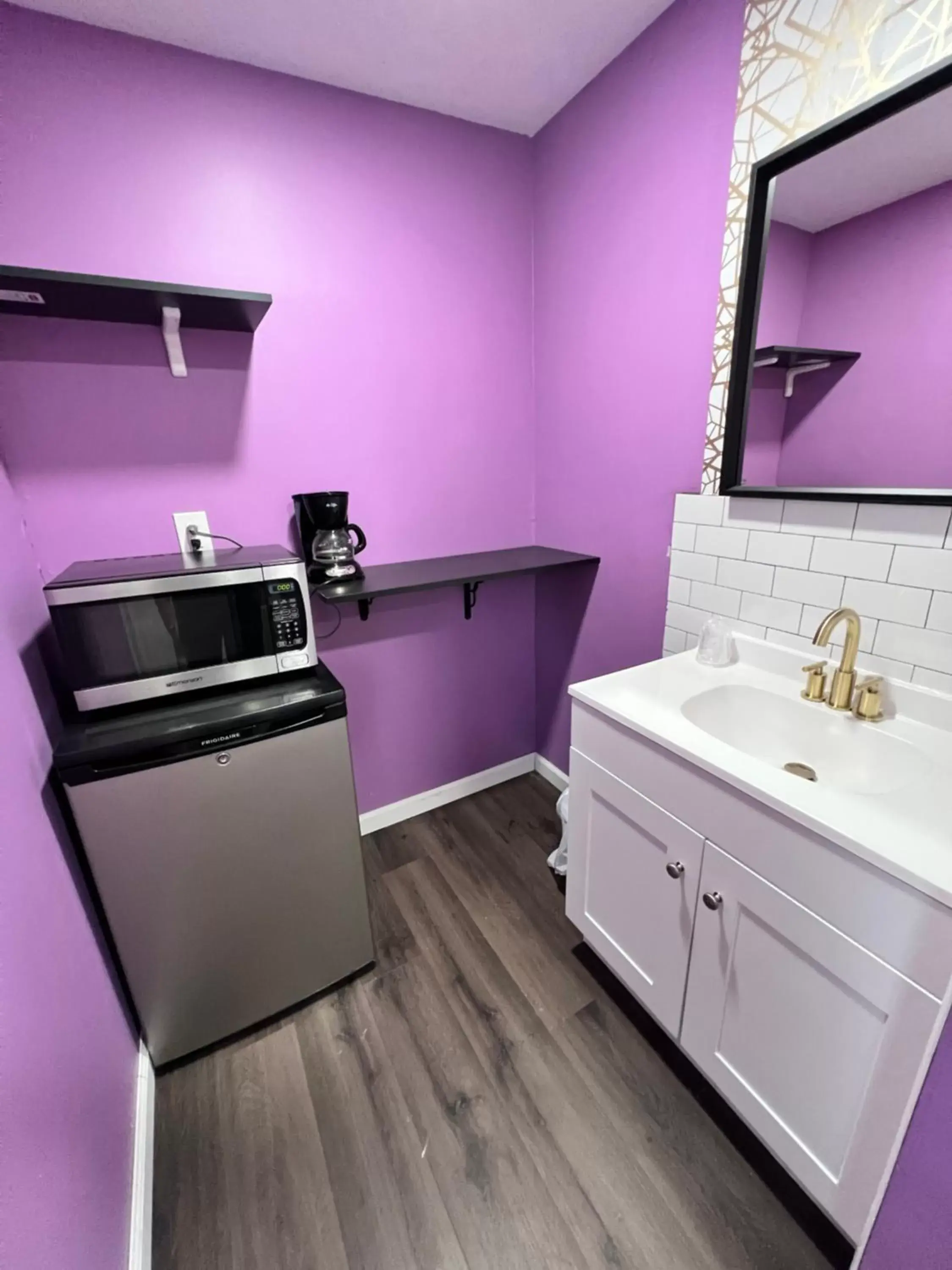 Kitchen or kitchenette, Bathroom in Great Gatsby Motel In