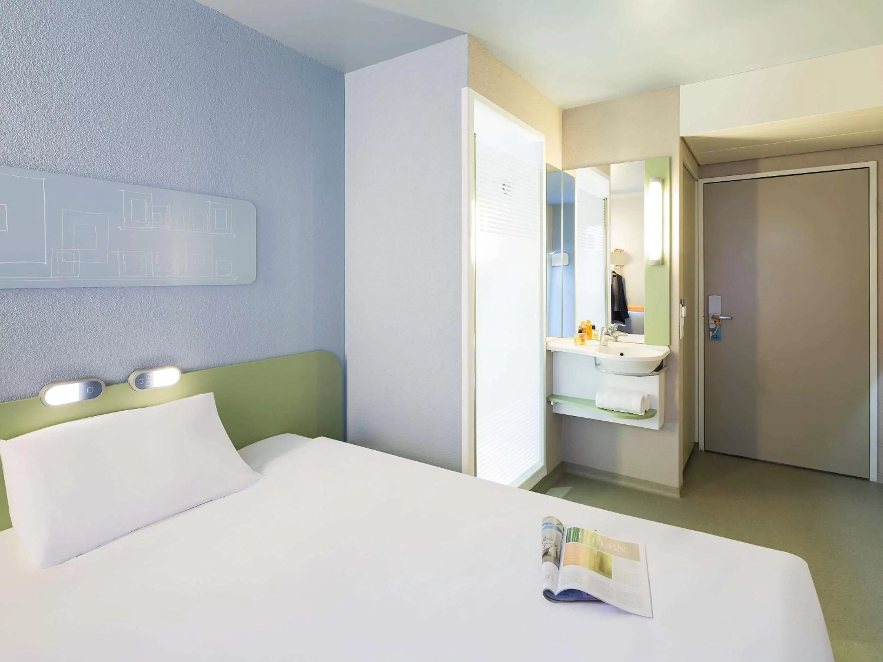 Photo of the whole room, Bed in ibis budget Zurich Airport