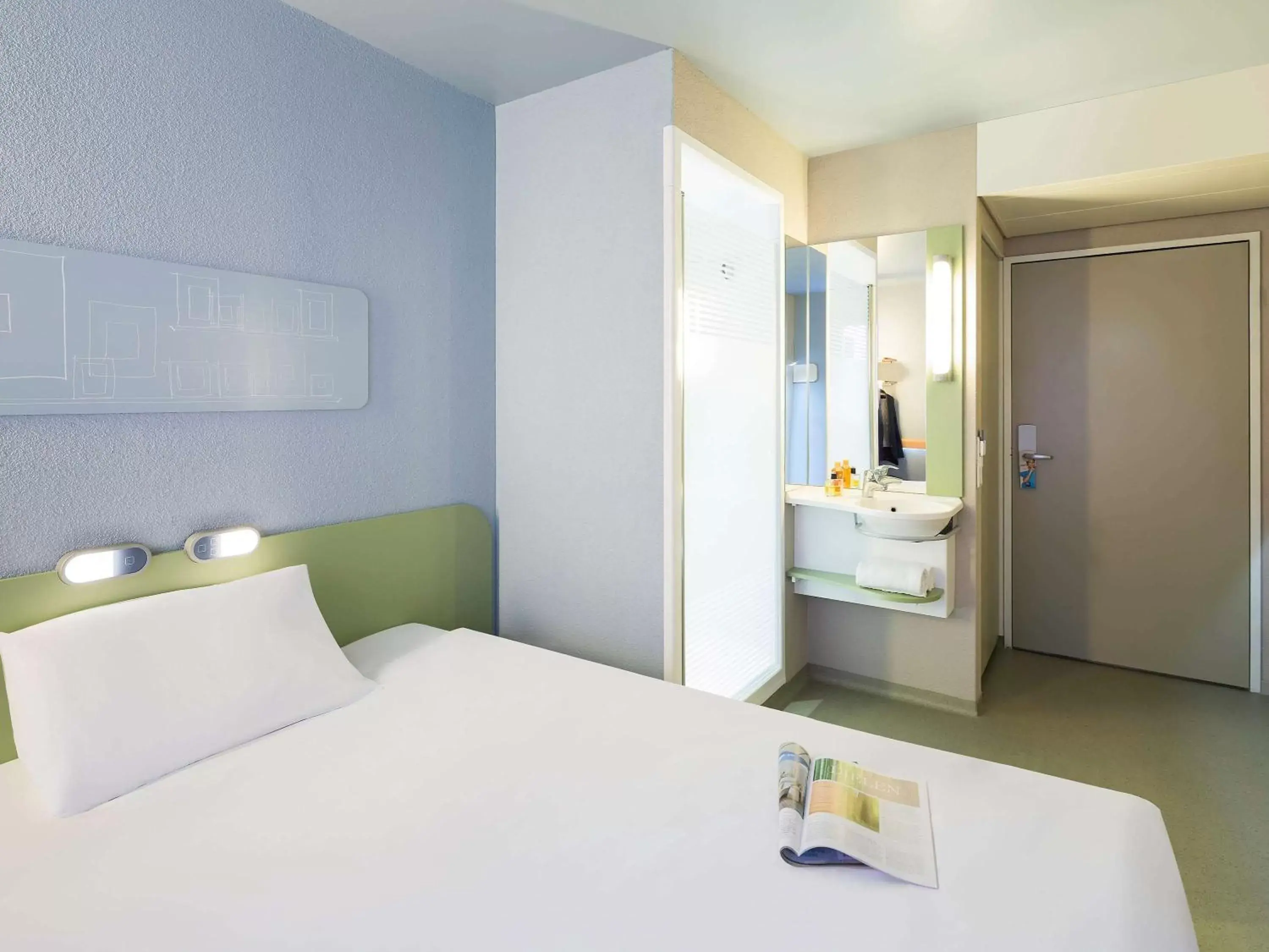 Photo of the whole room, Room Photo in ibis budget Zurich Airport