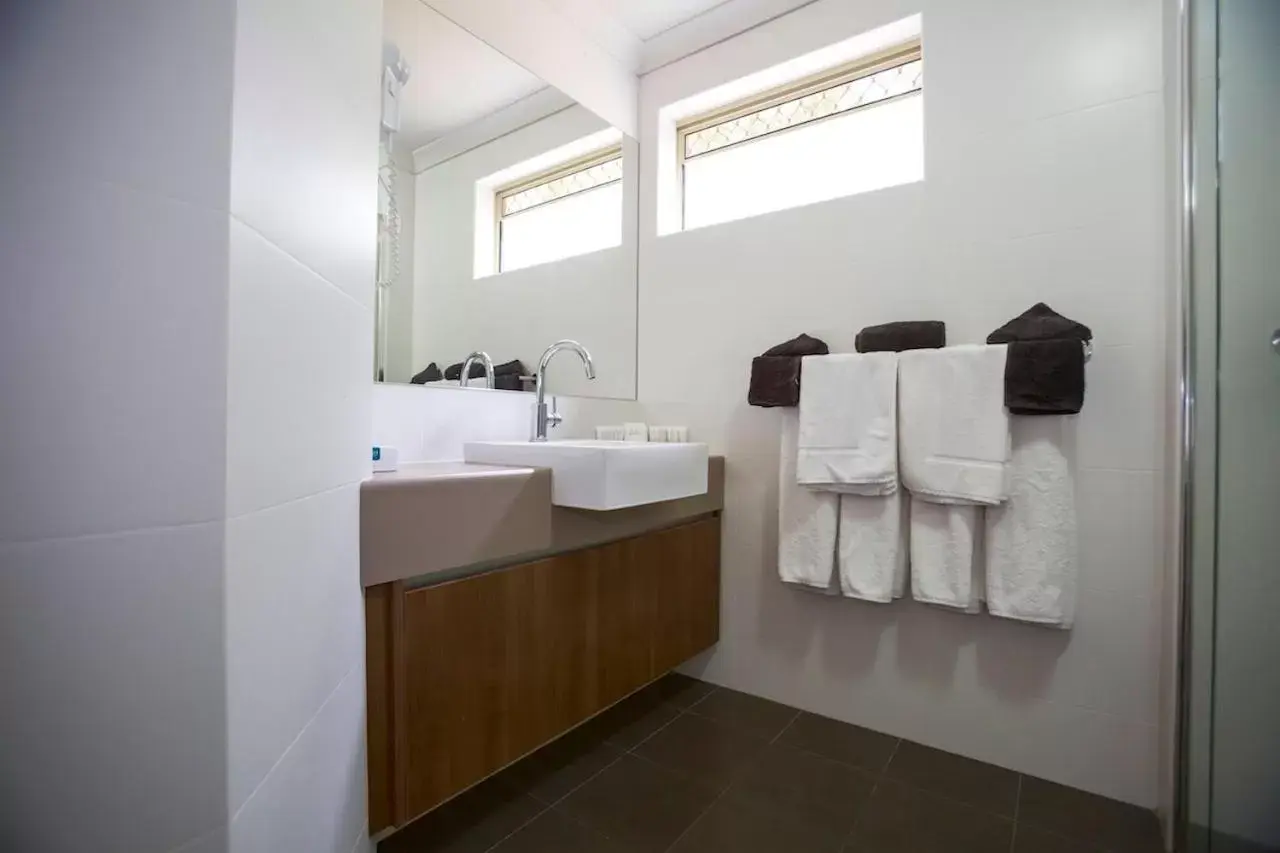 Bathroom in Quality Hotel Bayswater