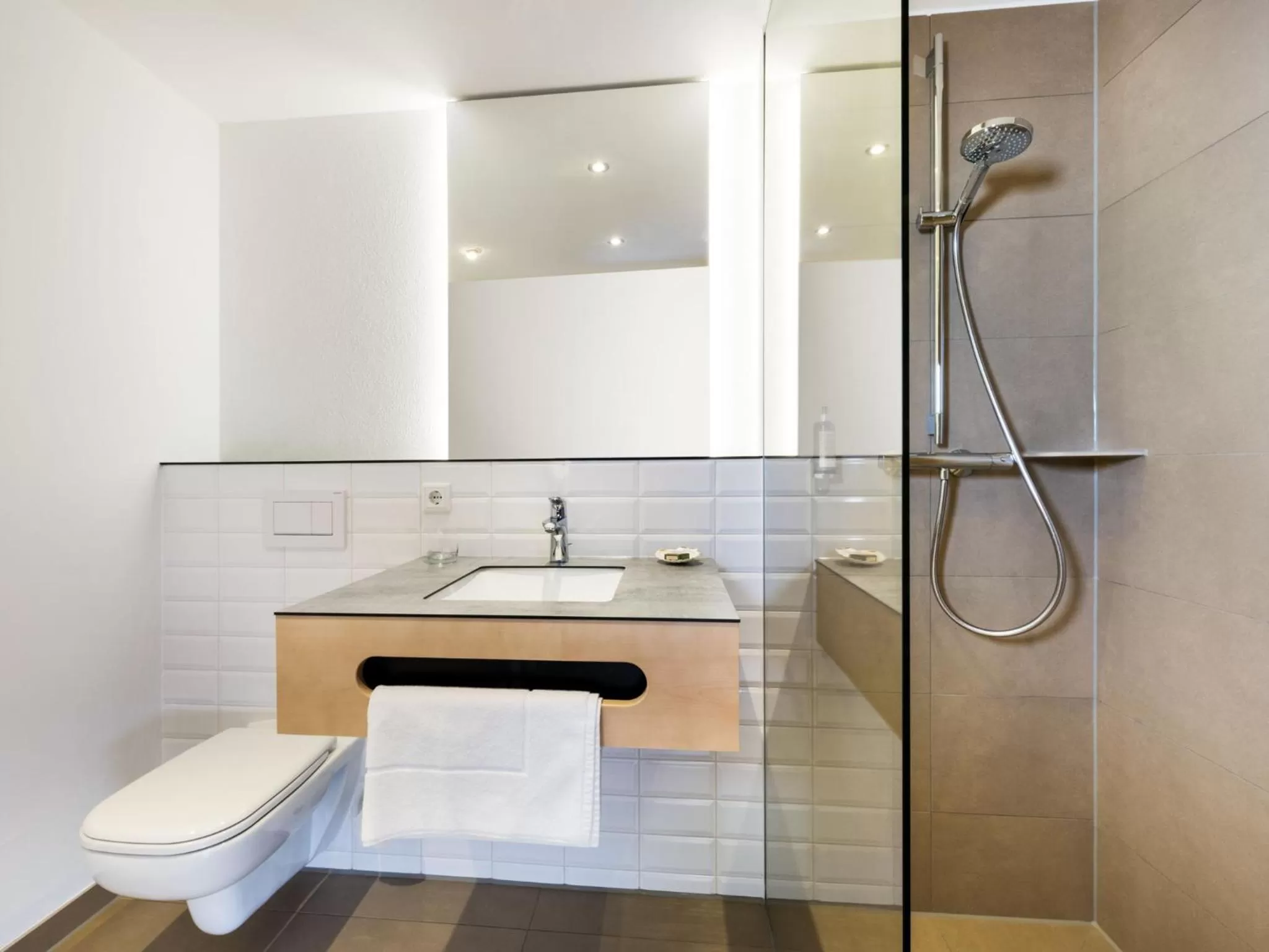 Shower in Walhalla Hotel Regensburg Hoeferer 4 Sterne Superior