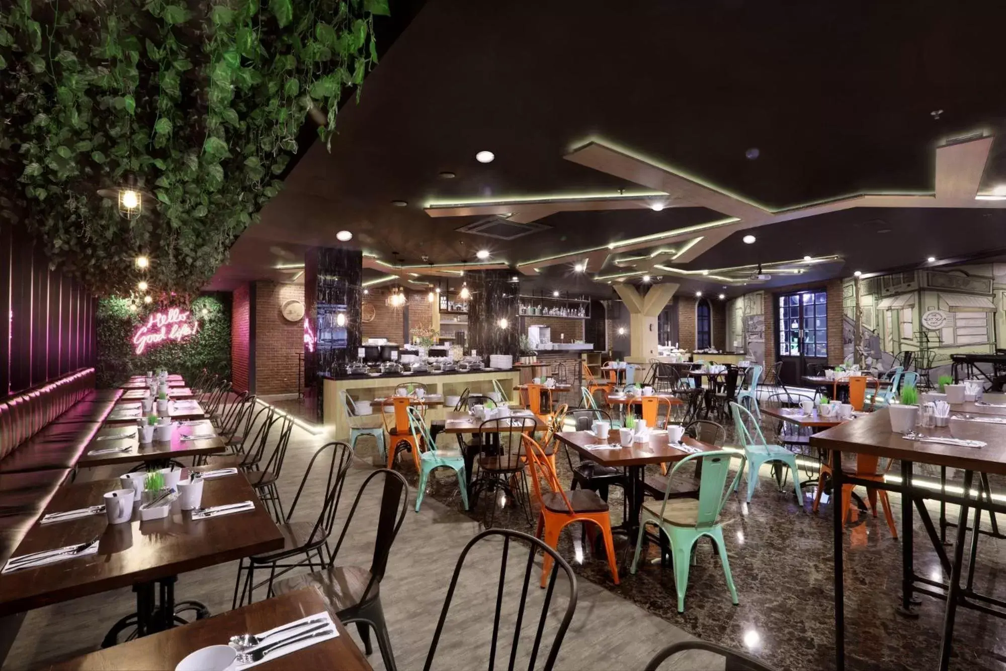 Restaurant/Places to Eat in favehotel Madiun