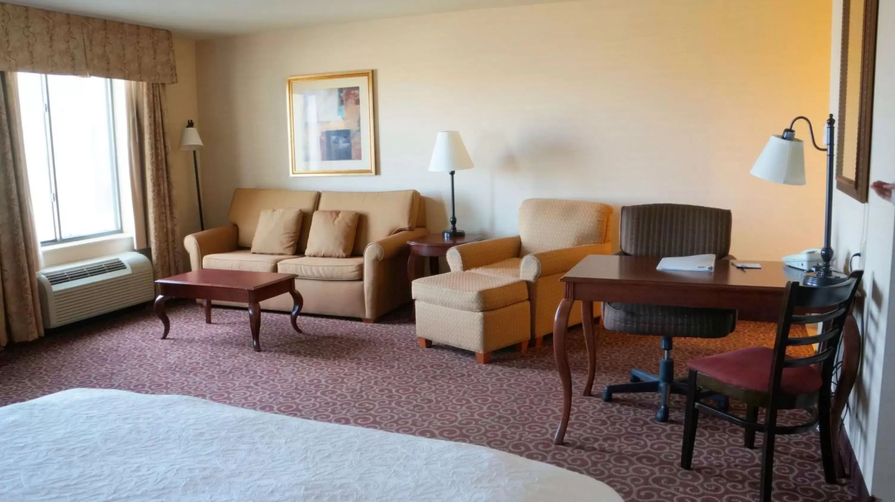 Bed, Seating Area in Hampton Inn & Suites Kingman