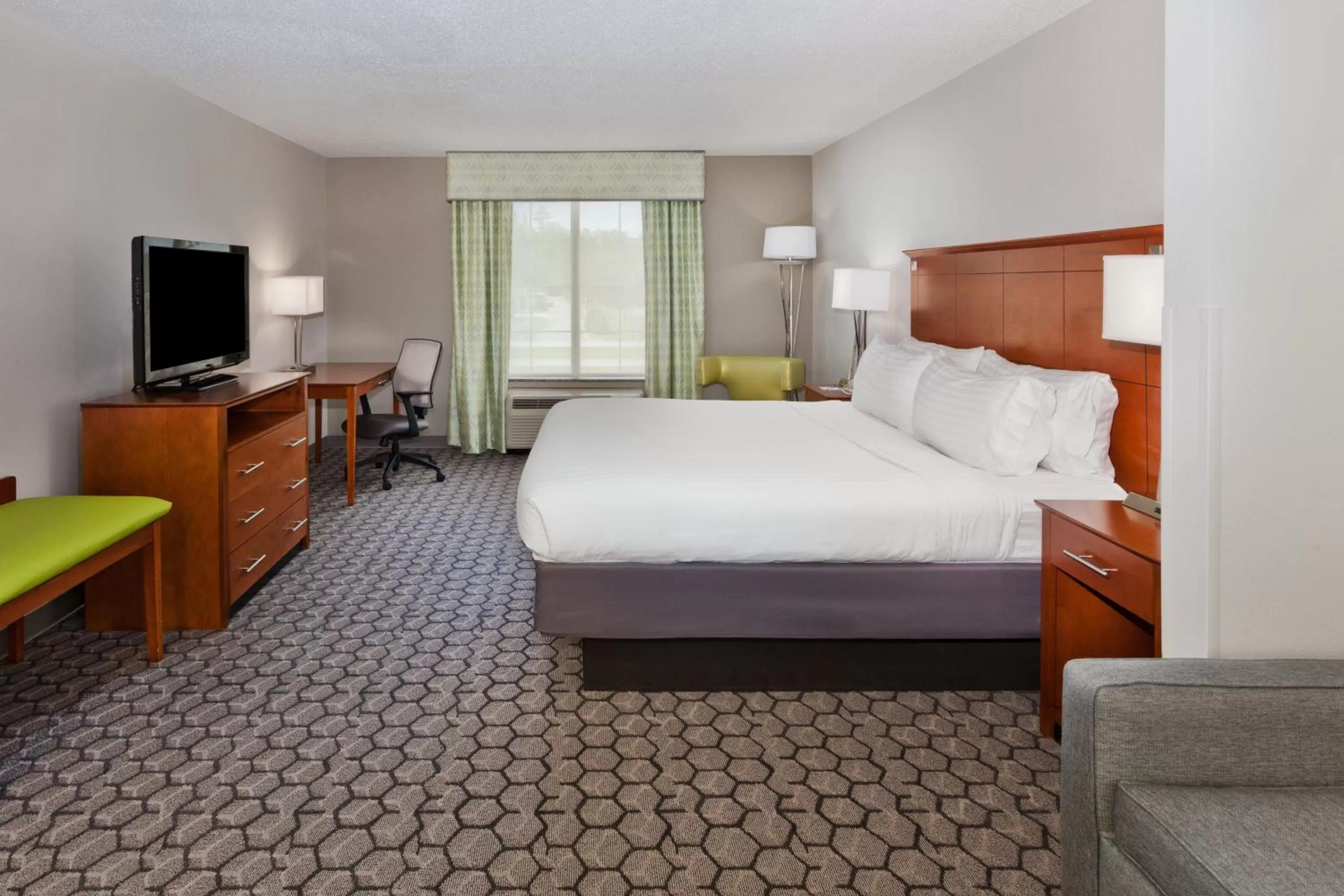 Photo of the whole room, Bed in Holiday Inn Express Phenix City-Fort Benning by IHG