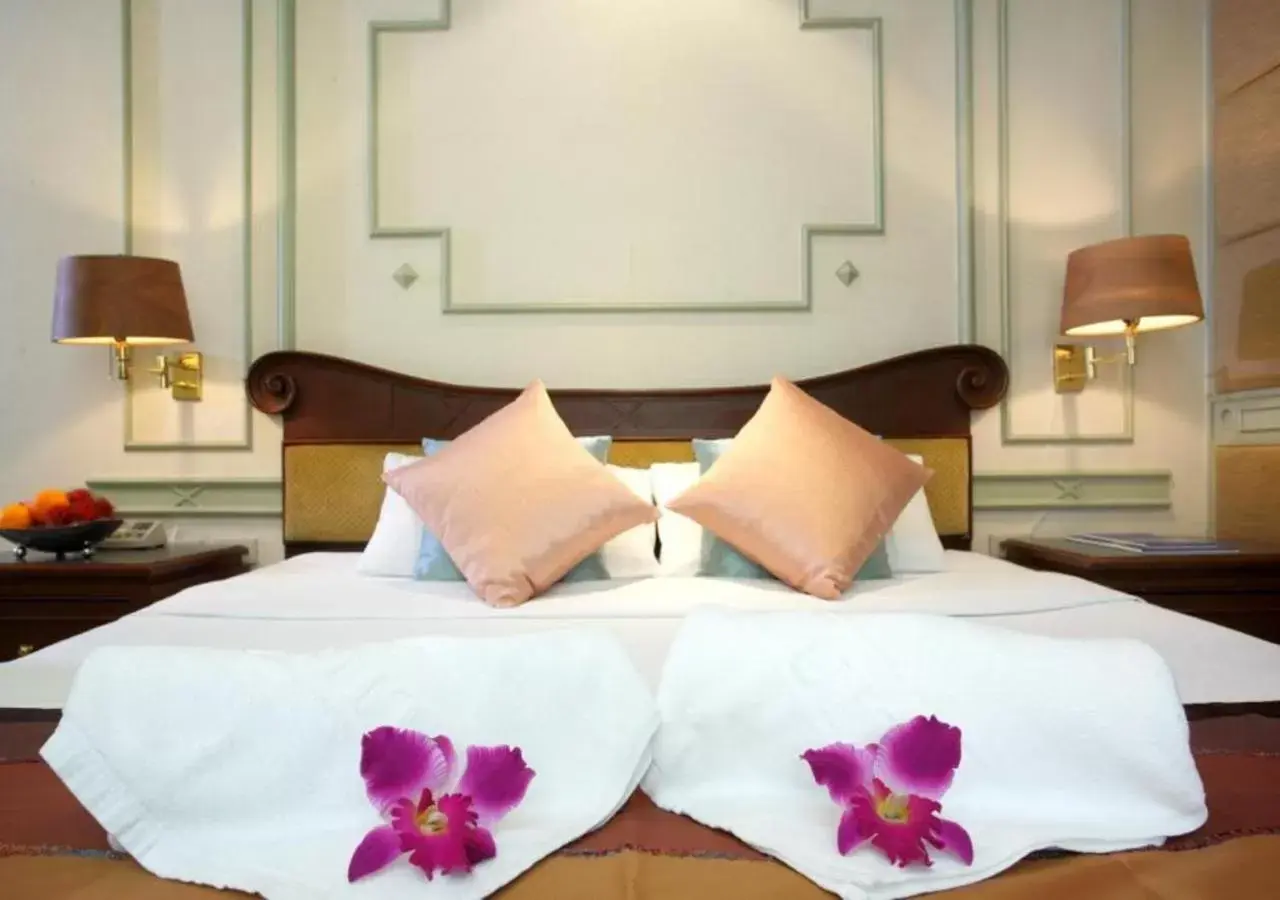 Bed in Majestic Suites Hotel