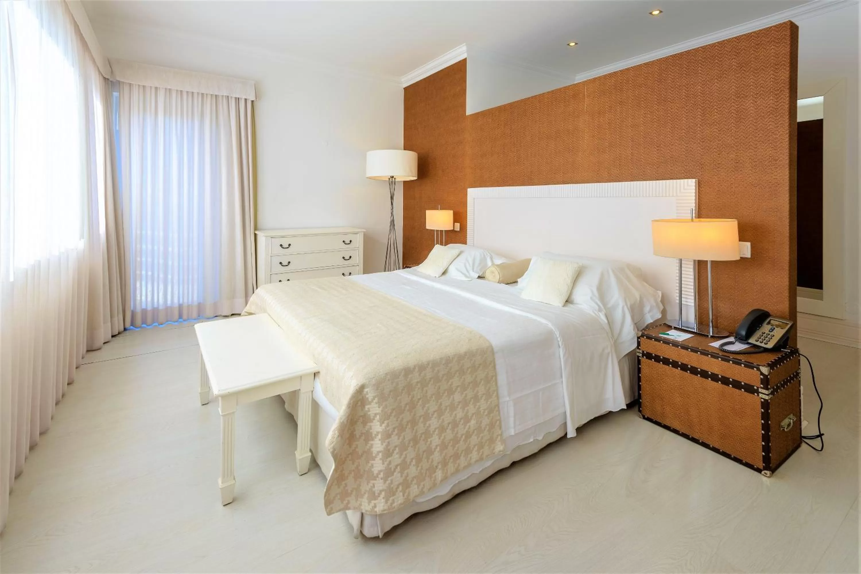 Bedroom, Bed in Amazonia Estoril Hotel