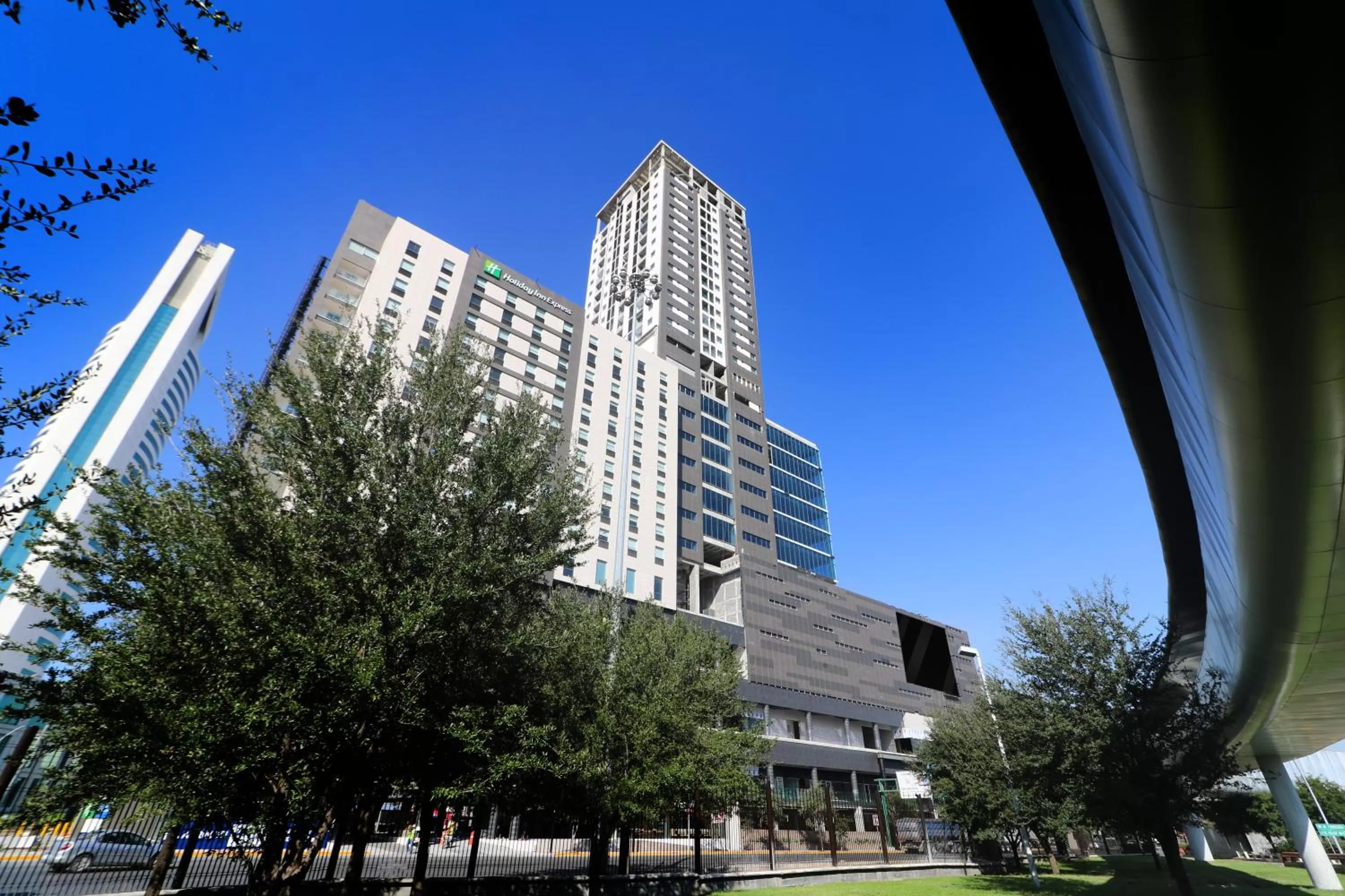Property building in Holiday Inn Express - Monterrey - Fundidora by IHG