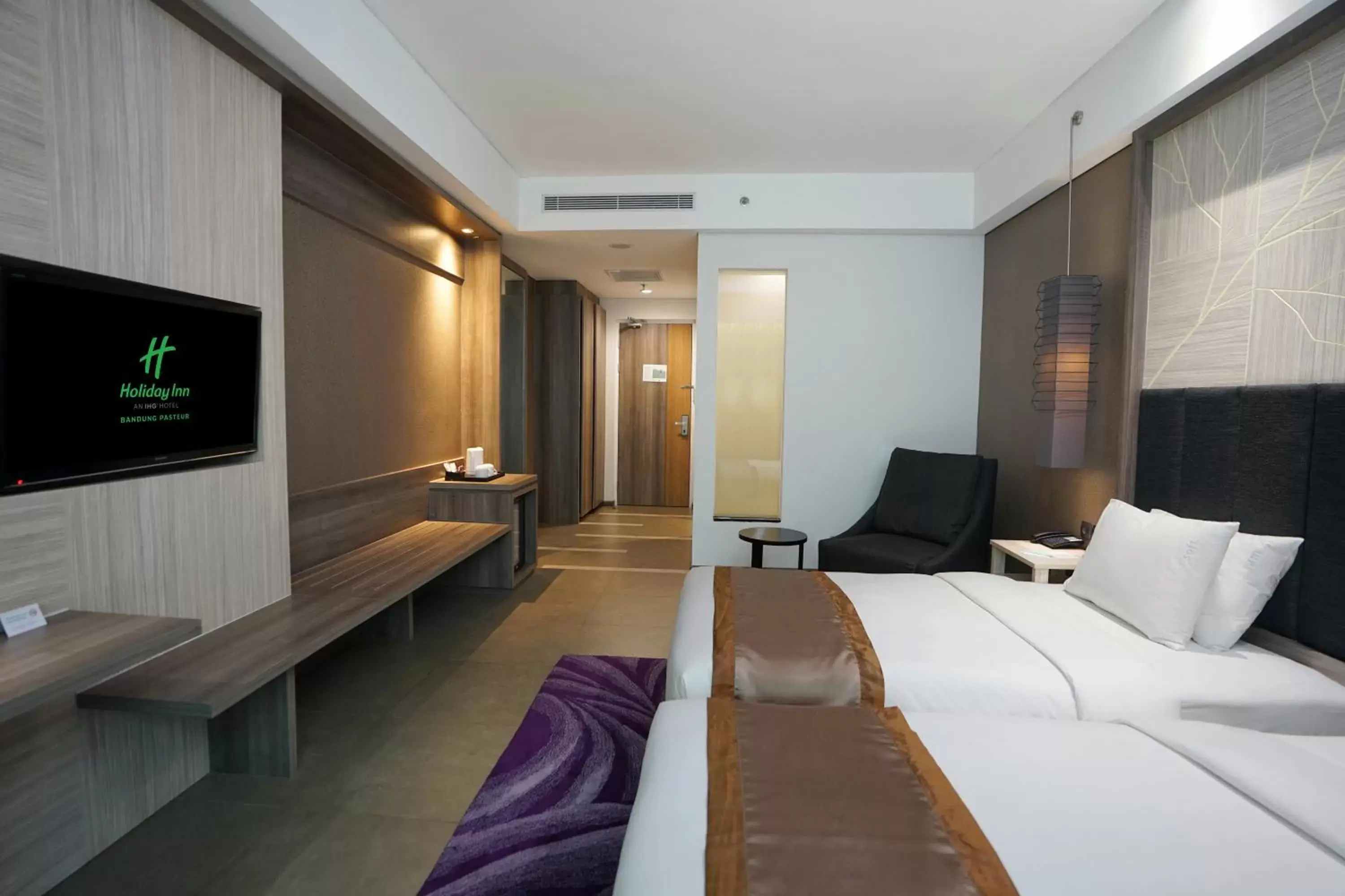 Bed, TV/Entertainment Center in Holiday Inn Bandung Pasteur, an IHG Hotel