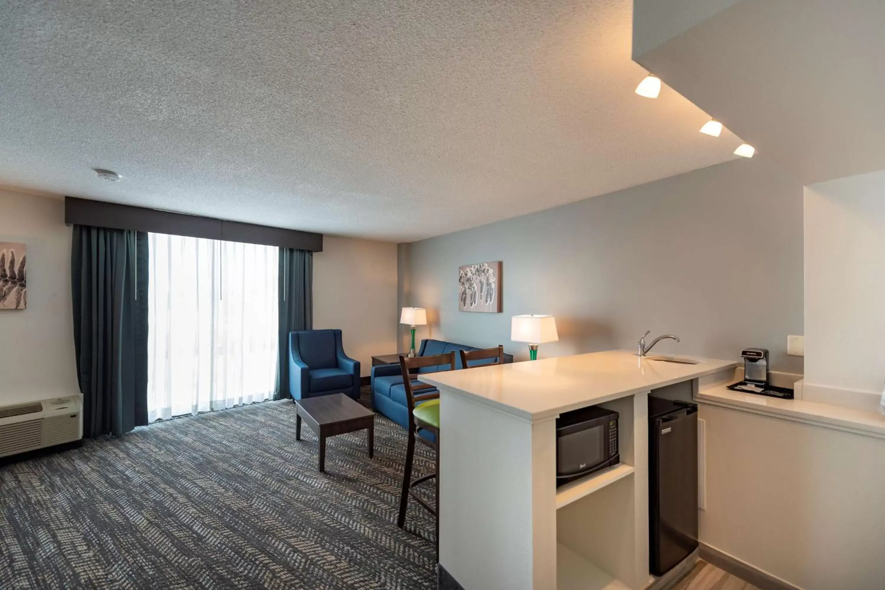 Photo of the whole room, Kitchen/Kitchenette in Best Western Plus Wausau Tower Inn