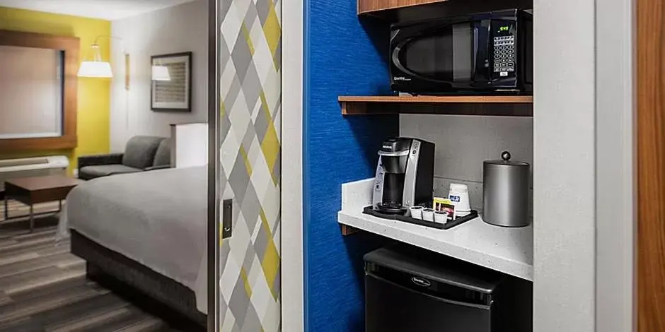 Coffee/tea facilities in Holiday Inn Express & Suites - Brandon, an IHG Hotel