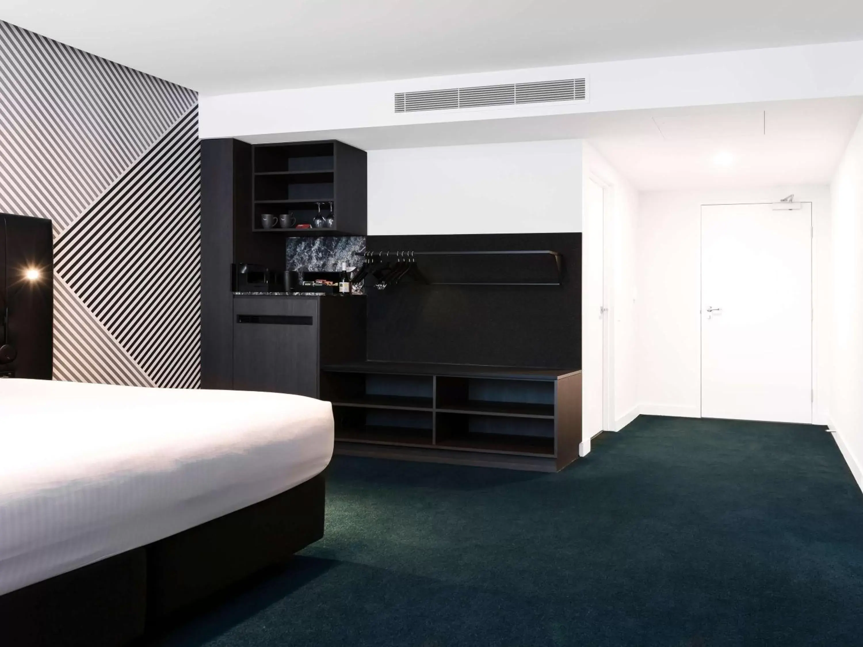 Bedroom, TV/Entertainment Center in Movenpick Hotel Melbourne On Spencer