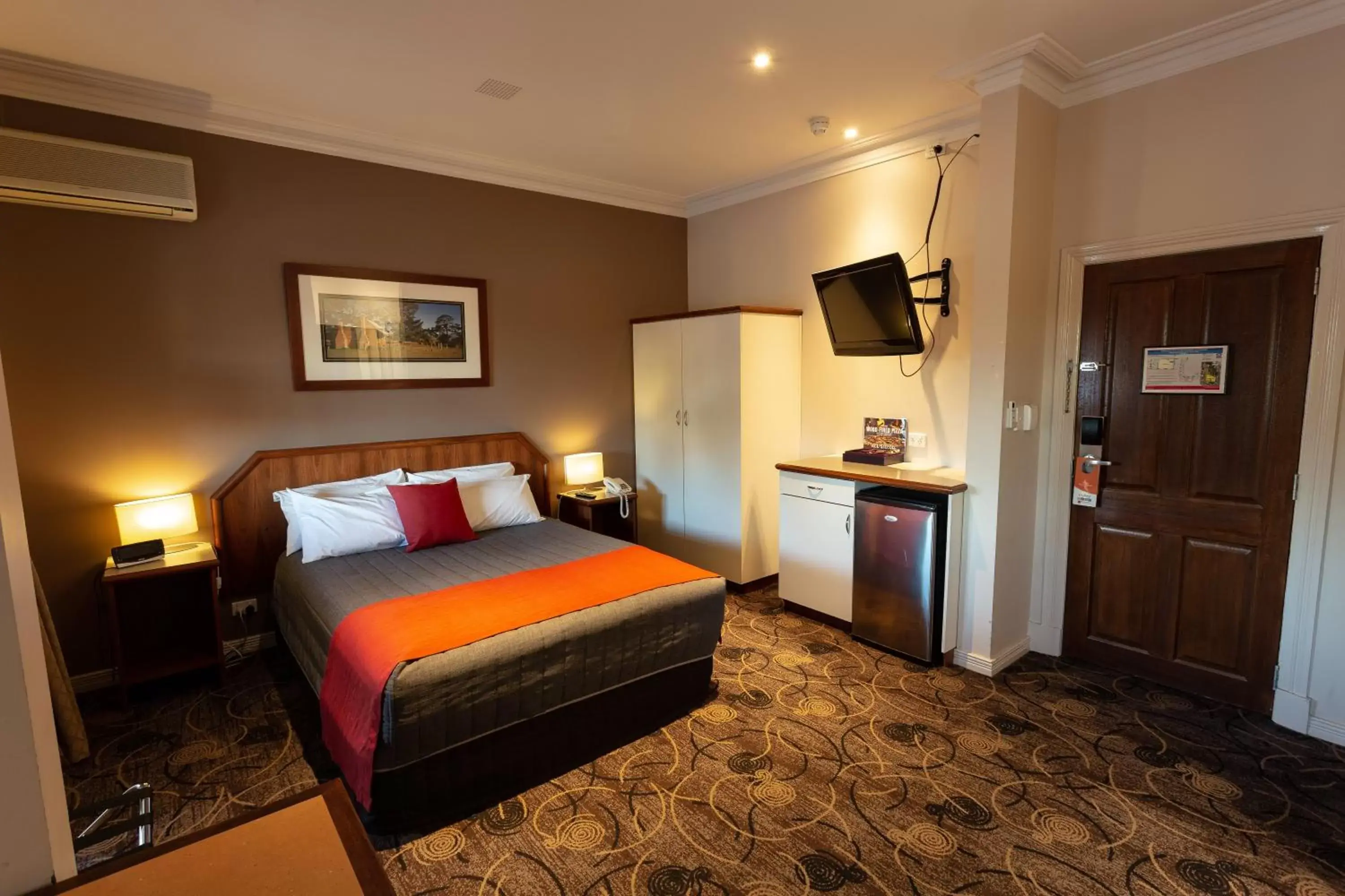 TV and multimedia, Bed in Quality Hotel Bayswater