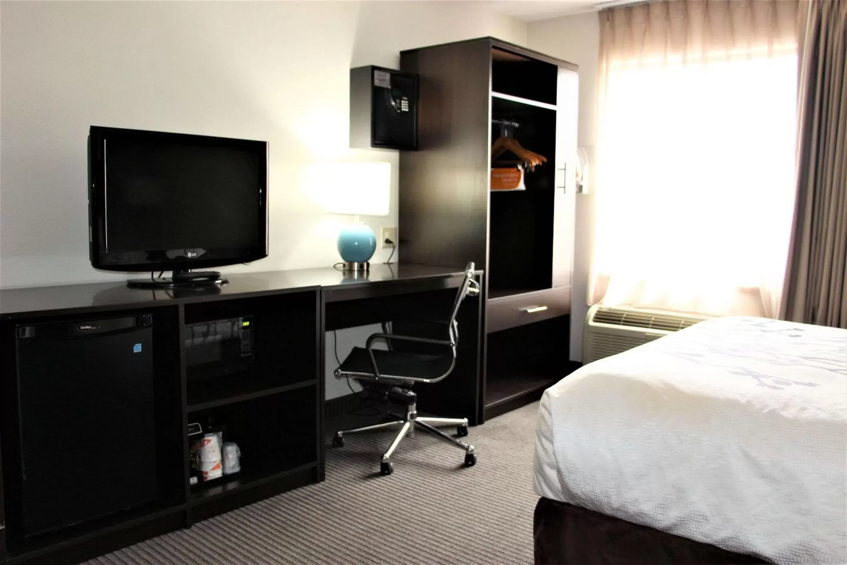 Photo of the whole room, TV/Entertainment Center in Sleep Inn Chattanooga - Hamilton Place