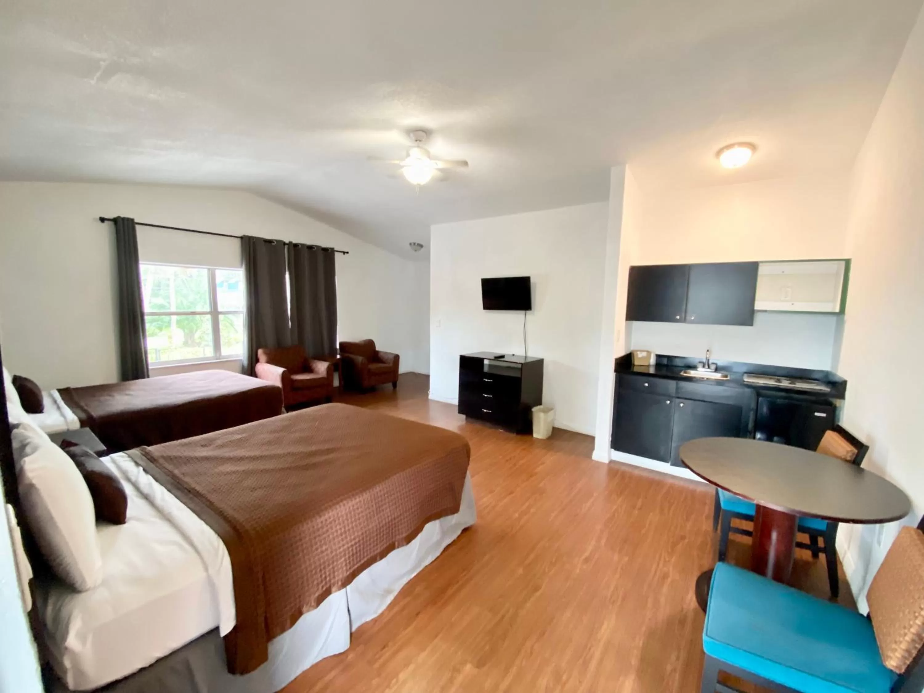 Photo of the whole room, Bed in Tarpon Inn